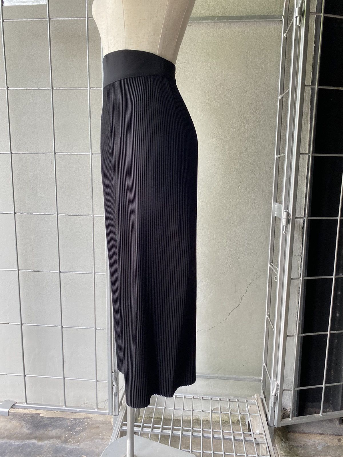 Thierry Mugler Thierry Mugler pleated black skirt Size 25" / US 0 / IT 36 - 6 Thumbnail