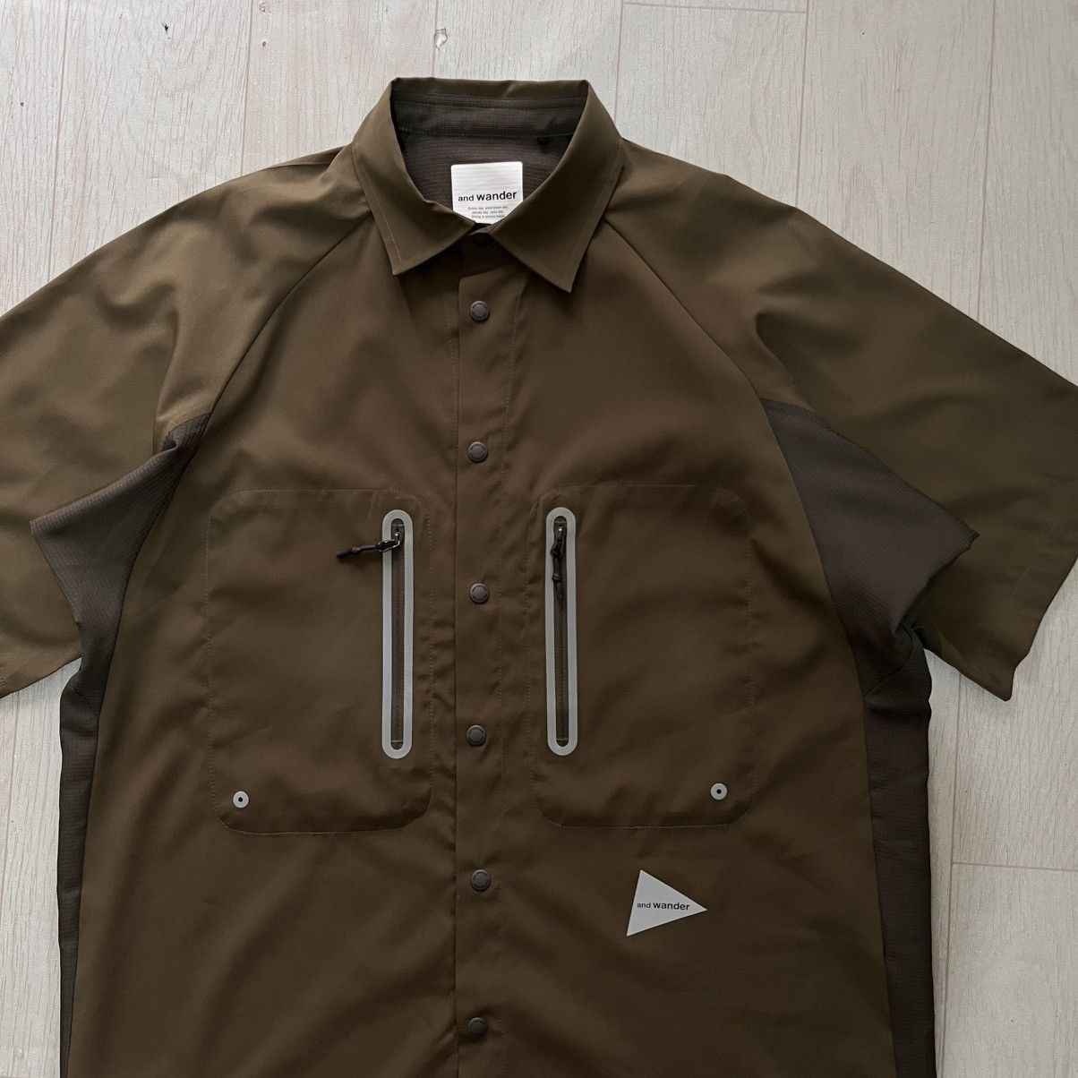 And wander logo printed panelled shirt olive green