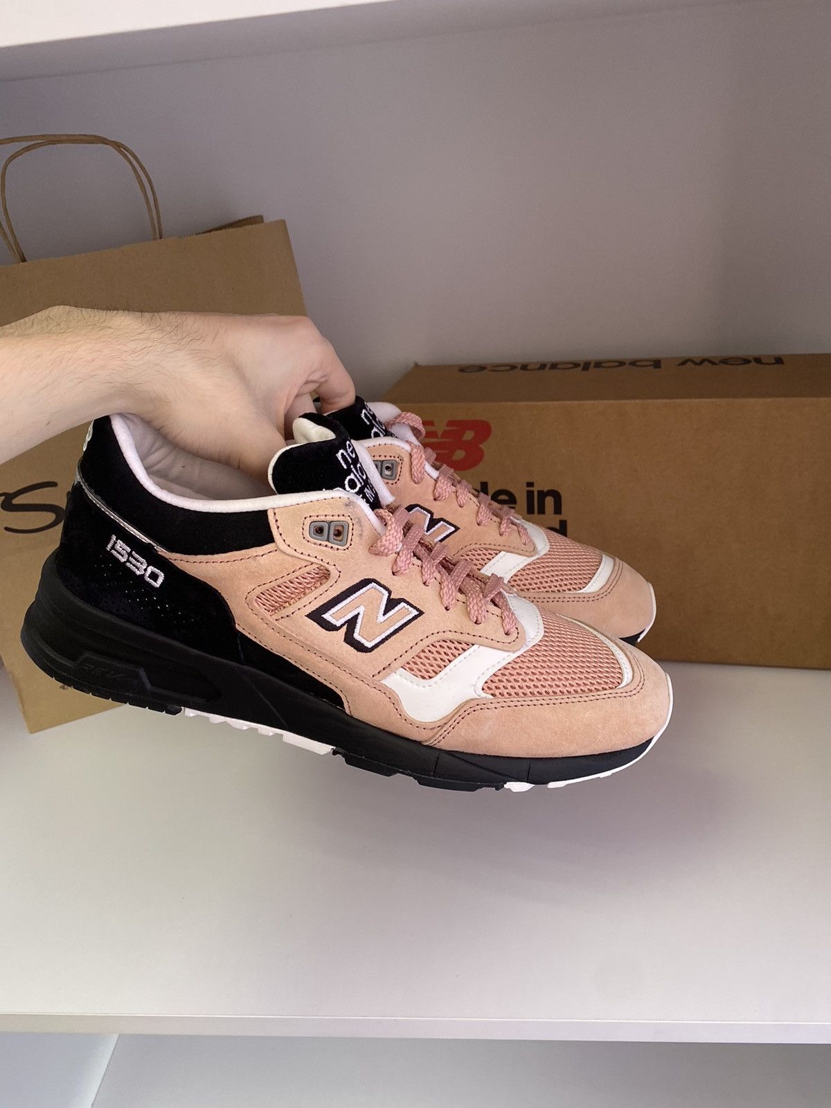 New Balance NEW BALANCE M1530SVS CORAL PINK BLACK MADE IN ENGLAND Size US 9.5 / EU 42-43 - 12 Thumbnail