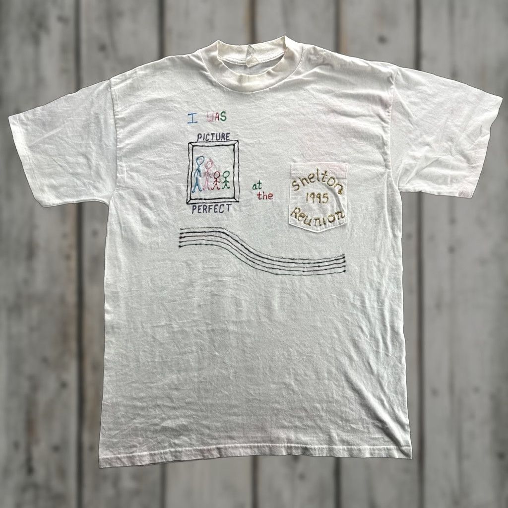 Fruit Of The Loom VINTAGE Shelton Family Reunion Shirt Mens XL White 1995 90s Embroidered Picture Perfect Crew Neck T-Shirt Size US XL / EU 56 / 4 - 1 Thumbnail