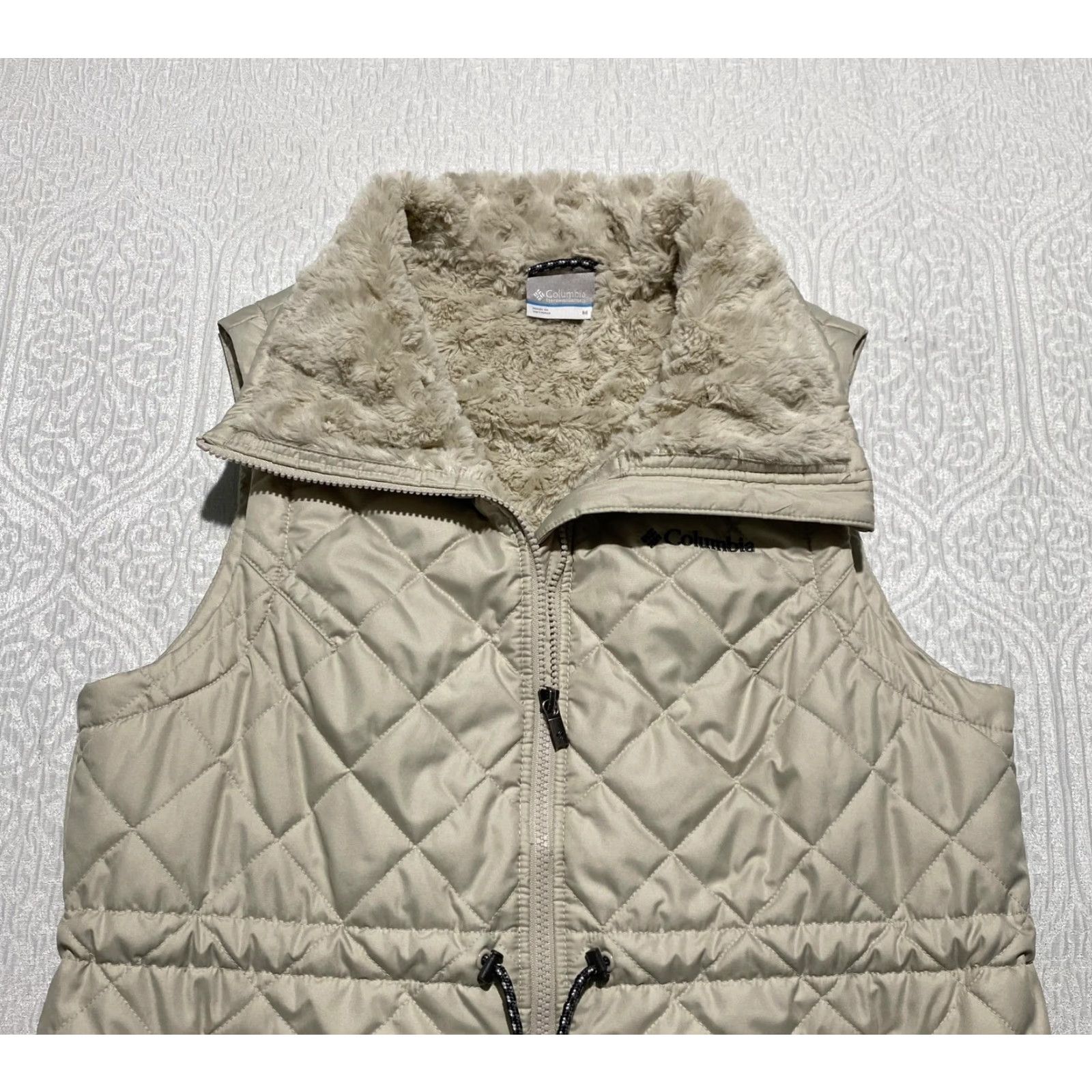 Vintage Columbia Vest Womens M Beige Quilted Sherpa Lined Insulated Drawcord Zip Pockets Logo Casual Travel Fall Winter Size M / US 6-8 / IT 42-44 - 3 Thumbnail