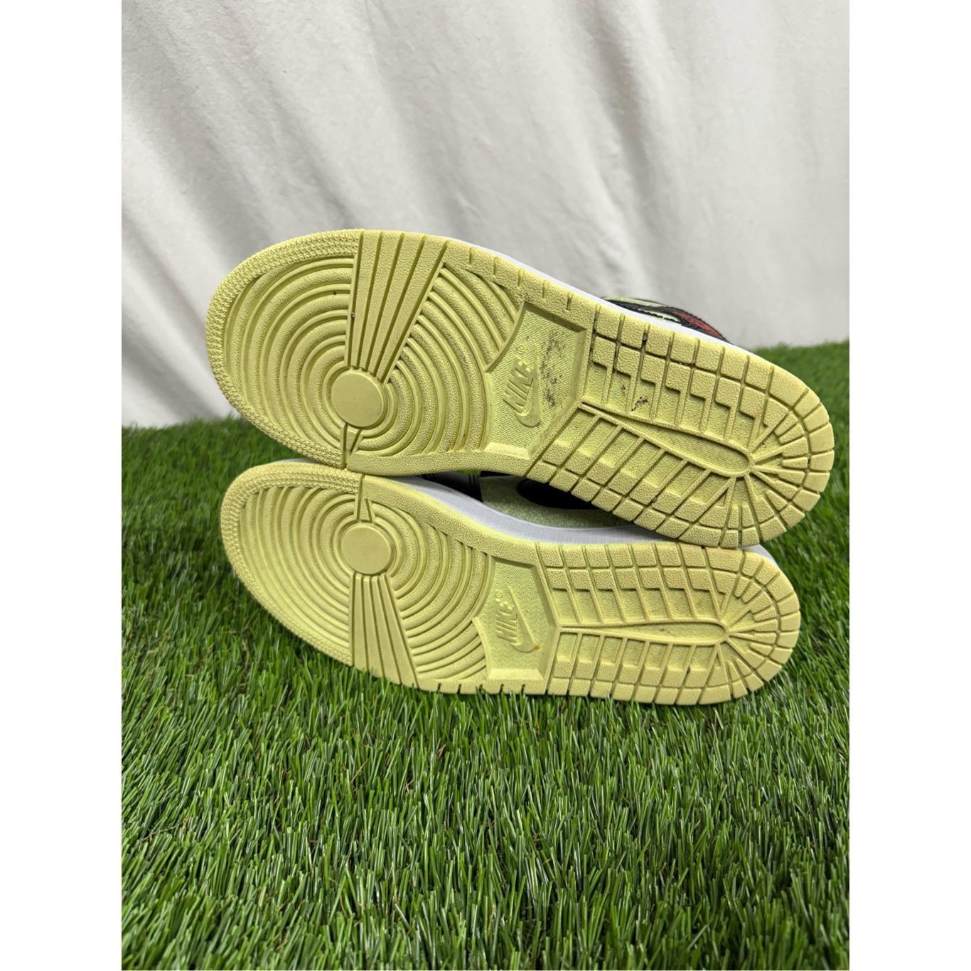 Jordan Brand Size 7.5w/6y - Air Jordan 1 SE Mid Black Barely Volt Women CLEAN Size US 7.5 / IT 37.5 - 4 Thumbnail