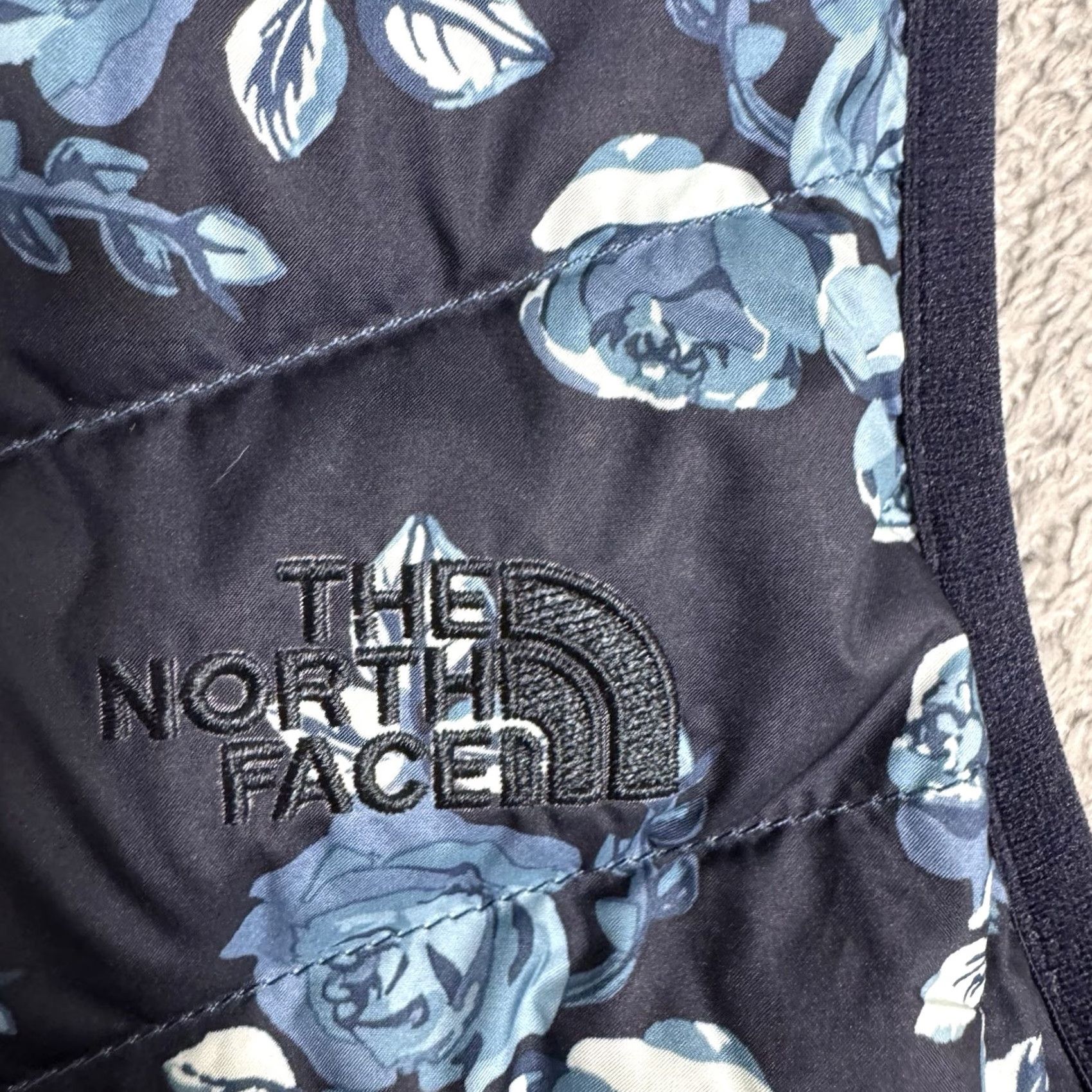 The North Face VINTAGE The North Face Puffer Vest 550 Goose Down Womens XS Blue Floral Zip Flare Size XS / US 0-2 / IT 36-38 - 5 Thumbnail