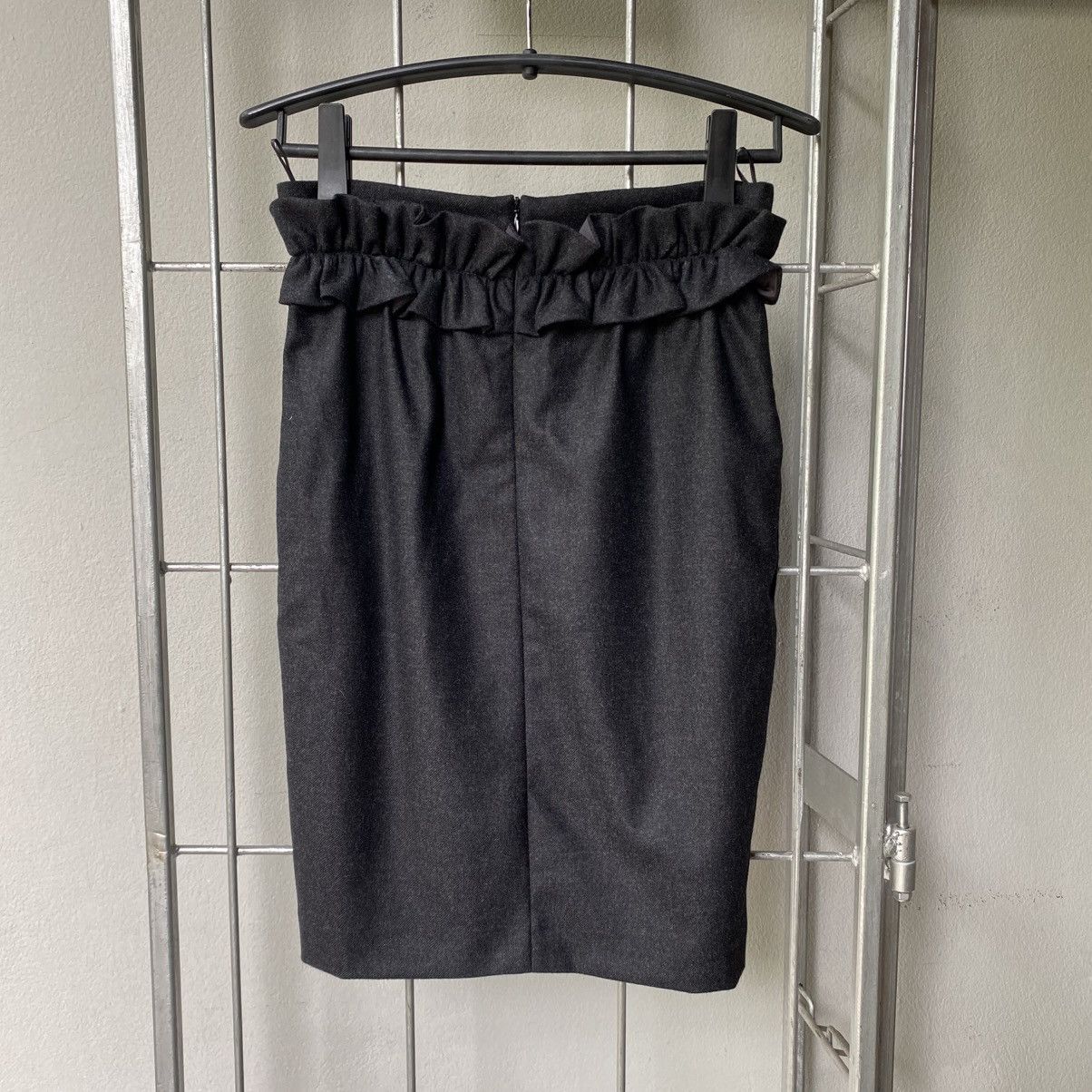 Moschino MOSCHINO Black Pencil Skirt with Side Ruffles Size 28" / US 6 / IT 42 - 5 Thumbnail