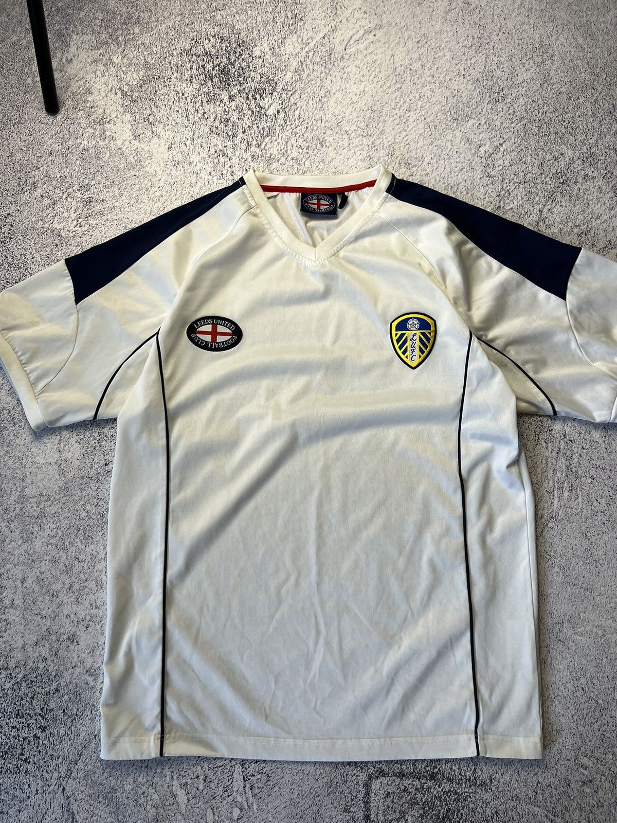 Vintage Mans Vintage LEEDS UNITED Soccer Jersey Y2K Size US S / EU 44-46 / 1 - 3 Thumbnail