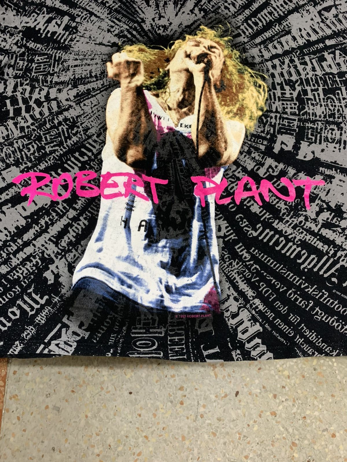 Band Tees 🎙️ Vintage Robert Plant AOP 90s T-shirt Size US XL / EU 56 / 4 - 8 Thumbnail