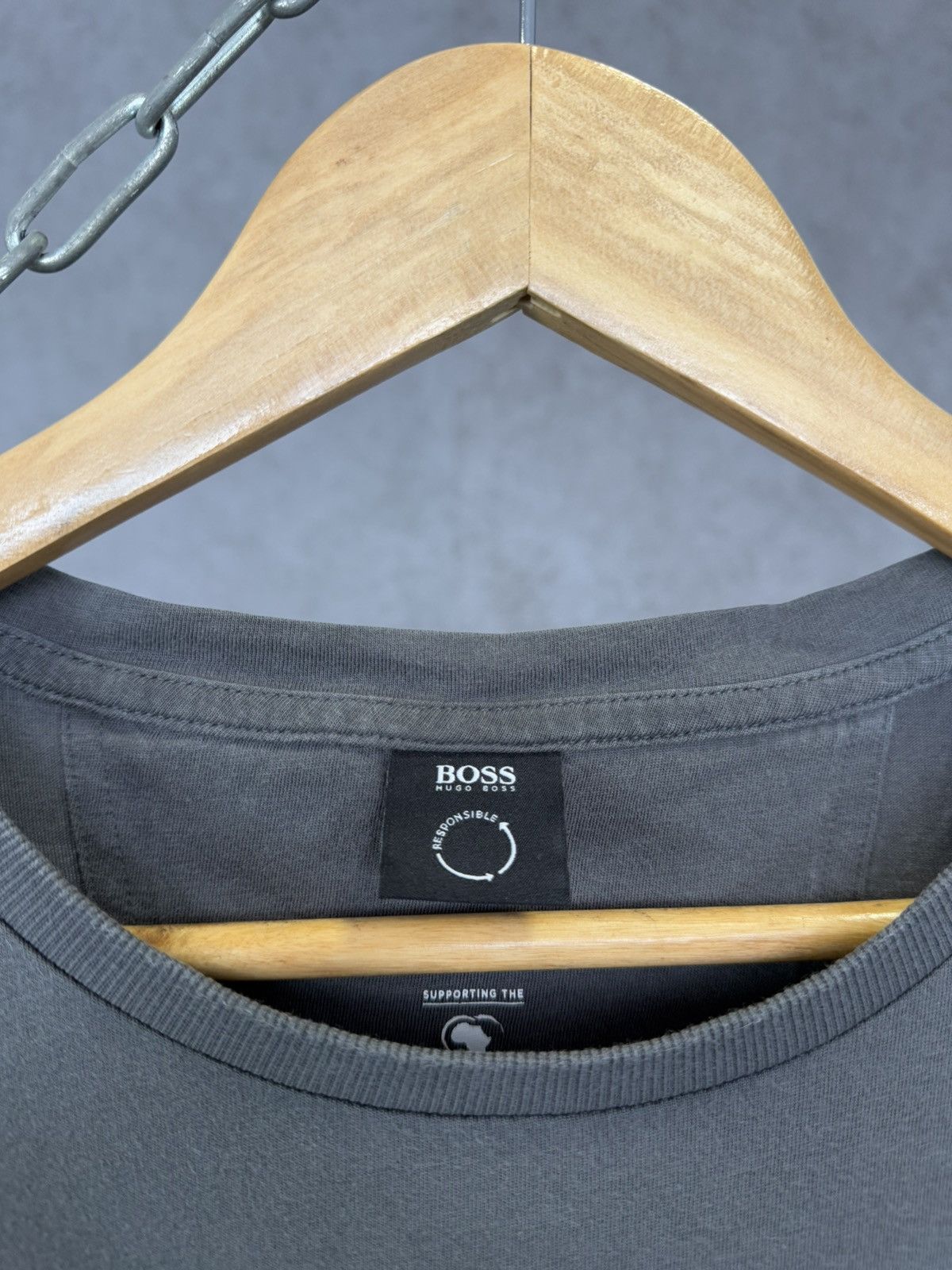 Designer × Hugo Boss Hugo Boss big center logo tee Size US L / EU 52-54 / 3 - 5 Thumbnail