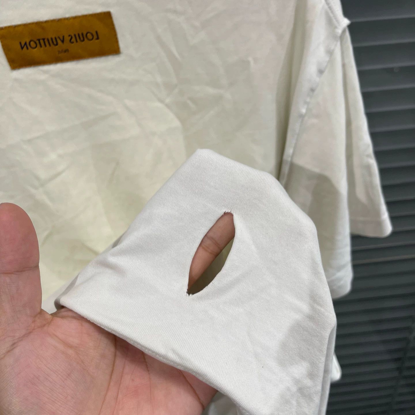 Louis Vuitton Louis Vuitton Crayon Graffiti Tee M 9/10 W/ Holes Size US M / EU 48-50 / 2 - 8 Thumbnail