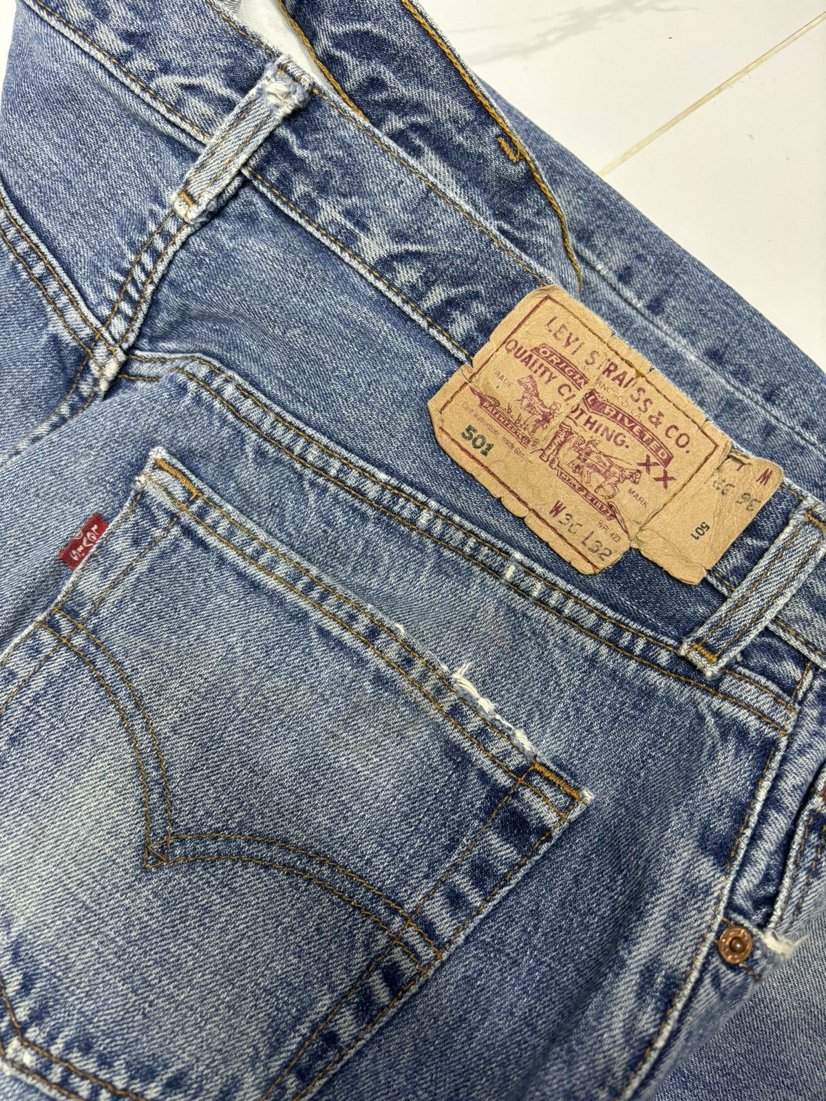 Levi's VINTAGE LEVIS 501 SPAIN BAGGY DISTRESSED DENIM JEANS Size US 35 - 12 Thumbnail