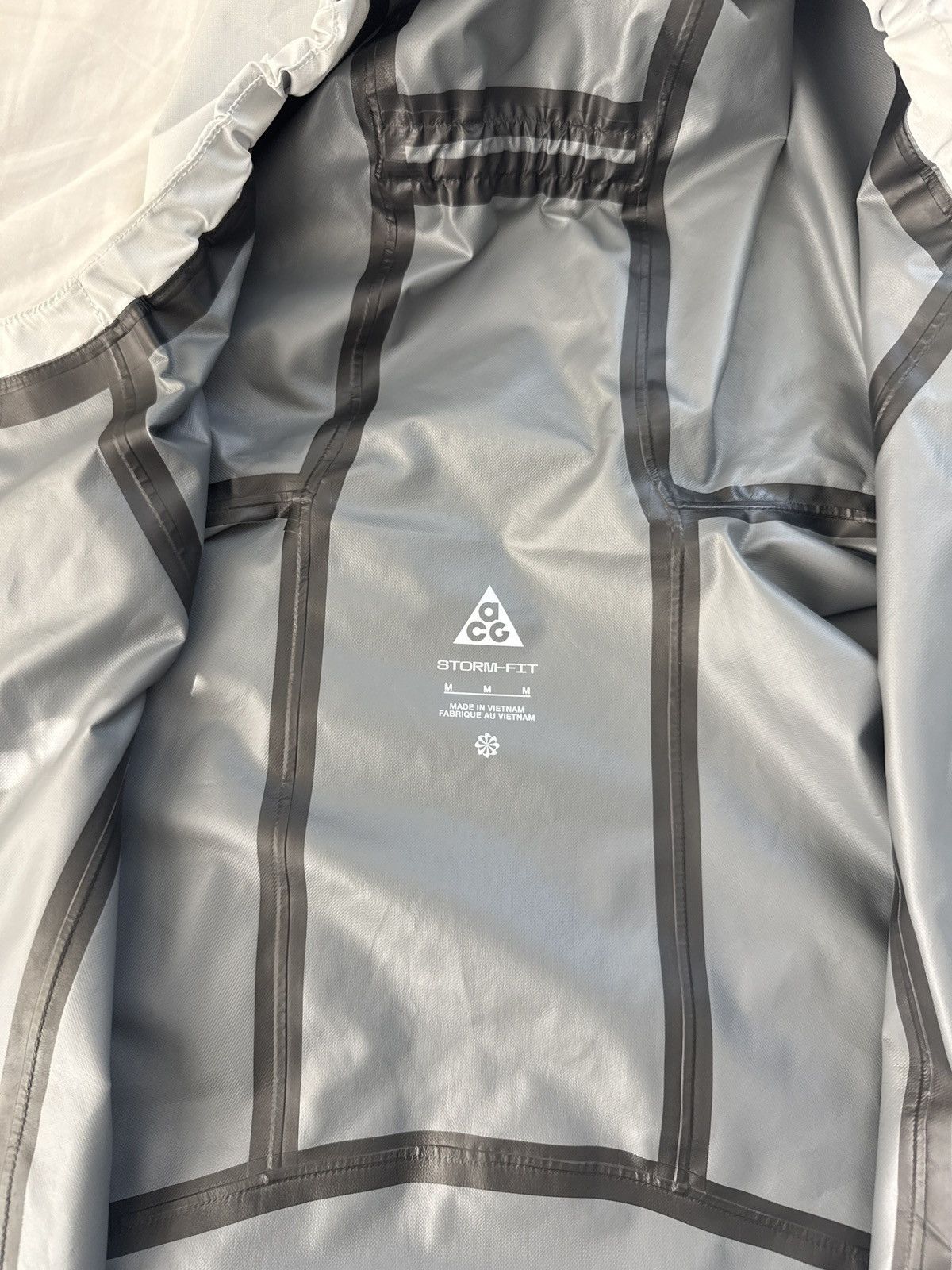 Nike ACG Nike ACG Storm Fit Cascade Rains Waterproof Jacket White Size US M / EU 48-50 / 2 - 9 Thumbnail