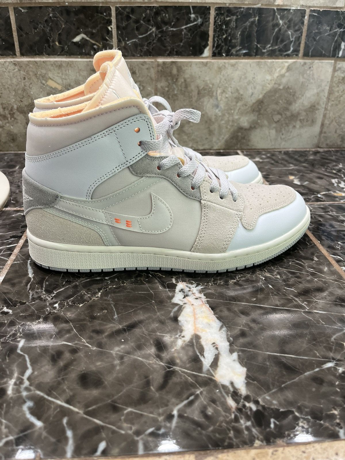 Jordan Brand × Nike Air Jordan 1 Mid SE 'Inside Out' Size US 9 / EU 42 - 1 Thumbnail