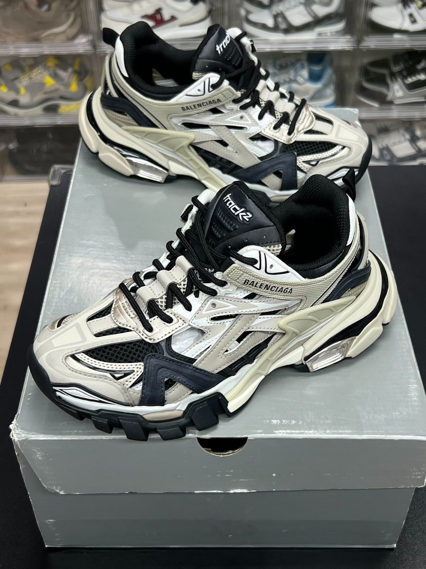 Balenciaga Balenciaga Brown Lowtop Sneakers us_6 Women Size US 6 / IT 36 - 1 Thumbnail