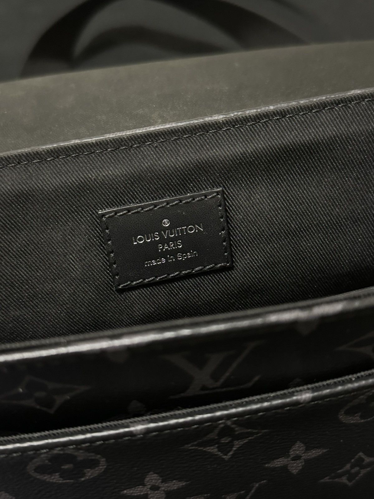 Designer District PM small Louis Vuitton messenger bag! OG ALL Size ONE SIZE - 3 Thumbnail