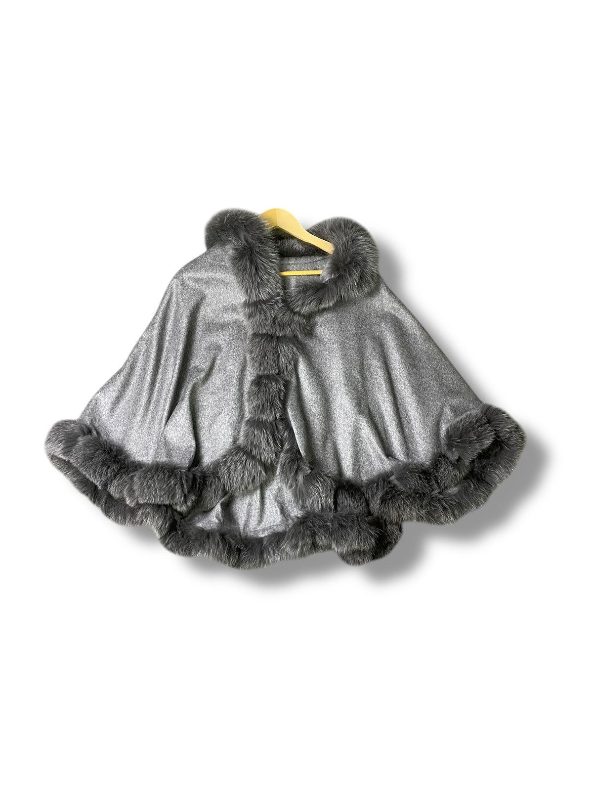 Japanese Brand × Vintage Saga Furs Cashmere Fur Cloak Cape (52) Size US L / EU 52-54 / 3 - 1 Thumbnail