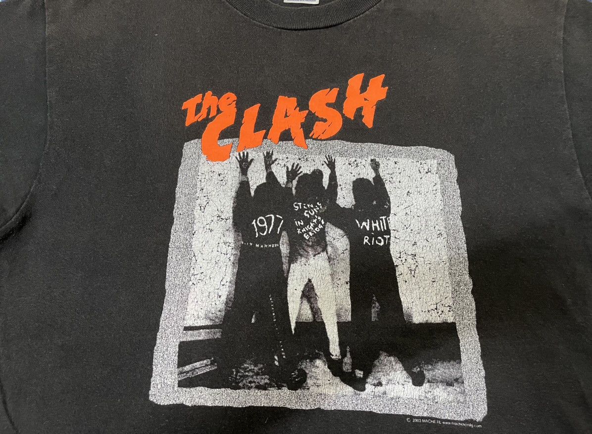 Vintage Vintage Y2K The Clash `White Riot’ T-shirt Size US M / EU 48-50 / 2 - 4 Thumbnail
