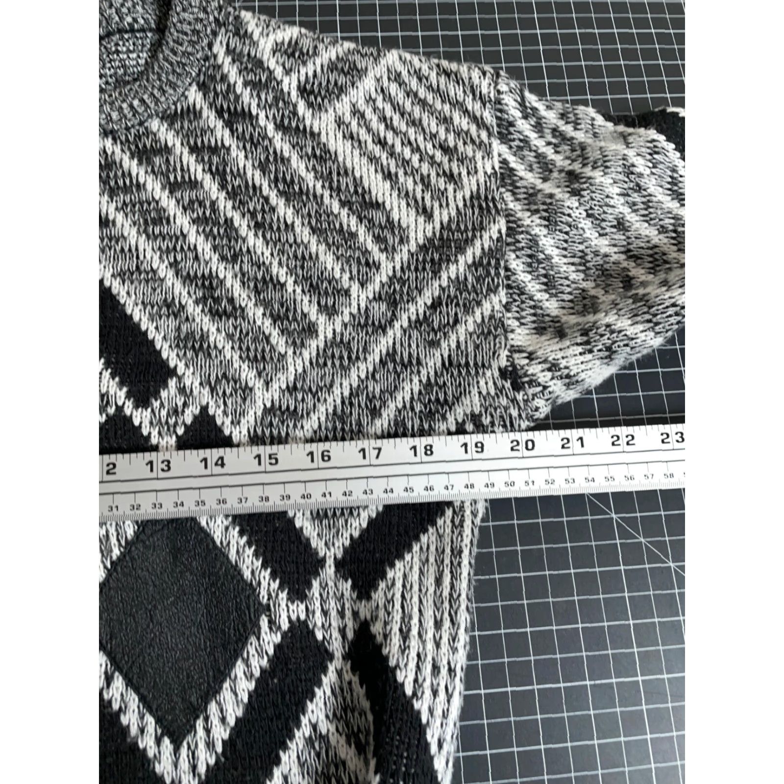 Vintage VINTAGE Campus Sweater Diamond Pattern Leather Trim Aran Knit Adult Medium Gray Knit Pullover Mens 80s 90s Retro Size US M / EU 48-50 / 2 - 6 Thumbnail