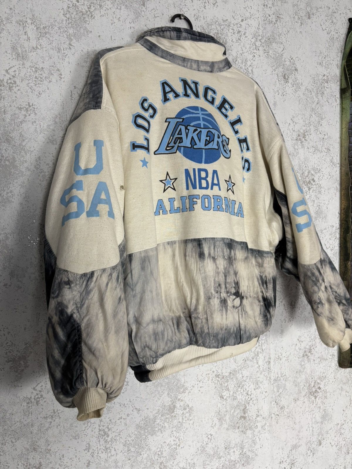 NBA Vintage Los Angeles Lakers NBA Jacket USA Tie Dye Thrashed Size US XL / EU 56 / 4 - 4 Thumbnail