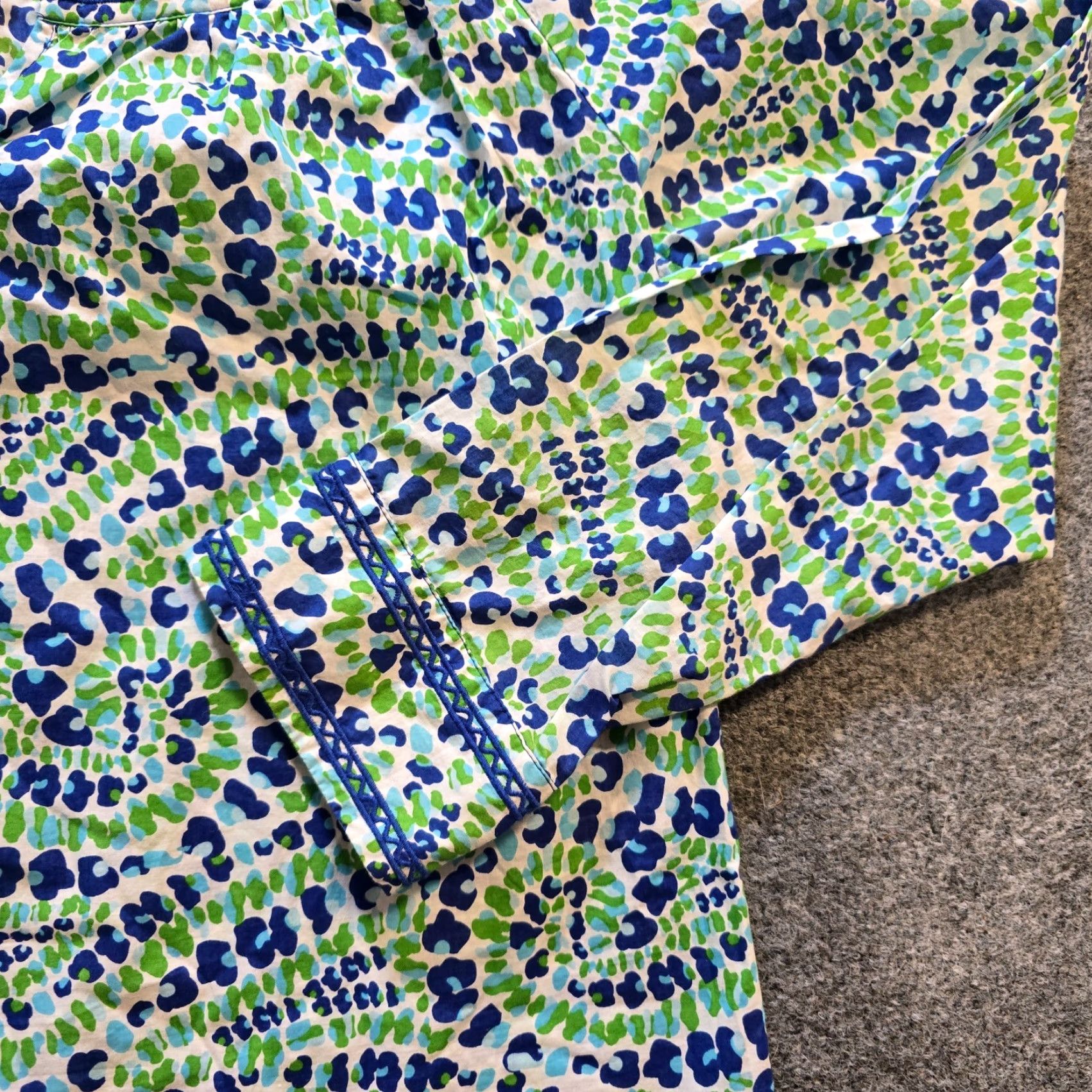 Vineyard Vines Vineyard Vines Top Womens Size 4 Green Mosaic Beachy Long Sleeve V Neck Casual Shirt Size S / US 4 / IT 40 - 3 Thumbnail