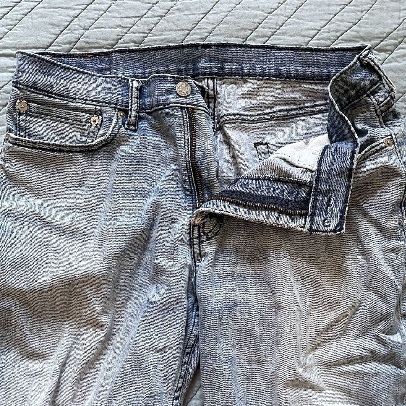 Levi's Levi's 514 Jeans Mens 33x32 Blue Regular Straight Light Wash Ripped Denim Mid Rise Jeans Size US 33 - 4 Thumbnail