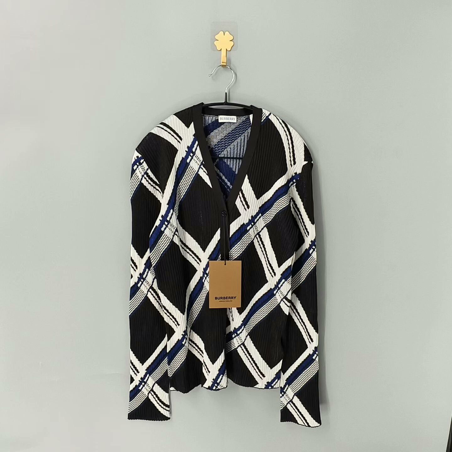 Burberry burberry color block long sleeve v-neck top Size M / US 6-8 / IT 42-44 - 1 Thumbnail