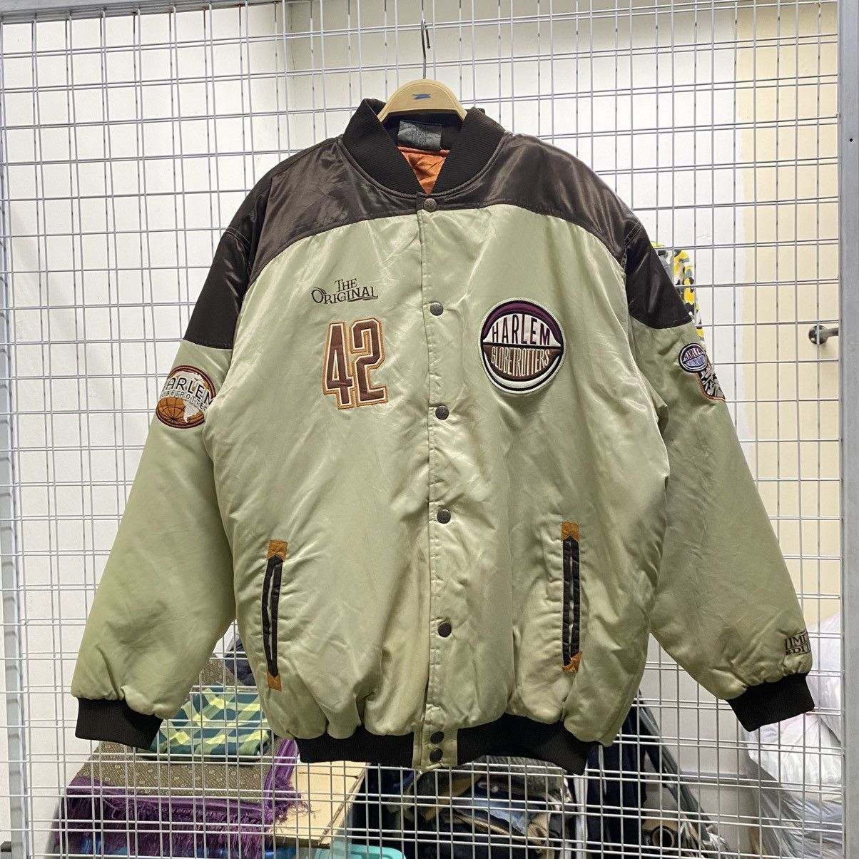 Harlem Globetrotters Platinum Fubu Size M(12-14) 26