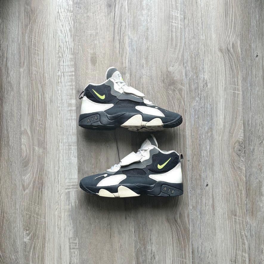 Nike NIKE • Air Max Speed Turf GS "Obsidian Volt" (7M) Size US 7 / EU 40 - 1 Thumbnail