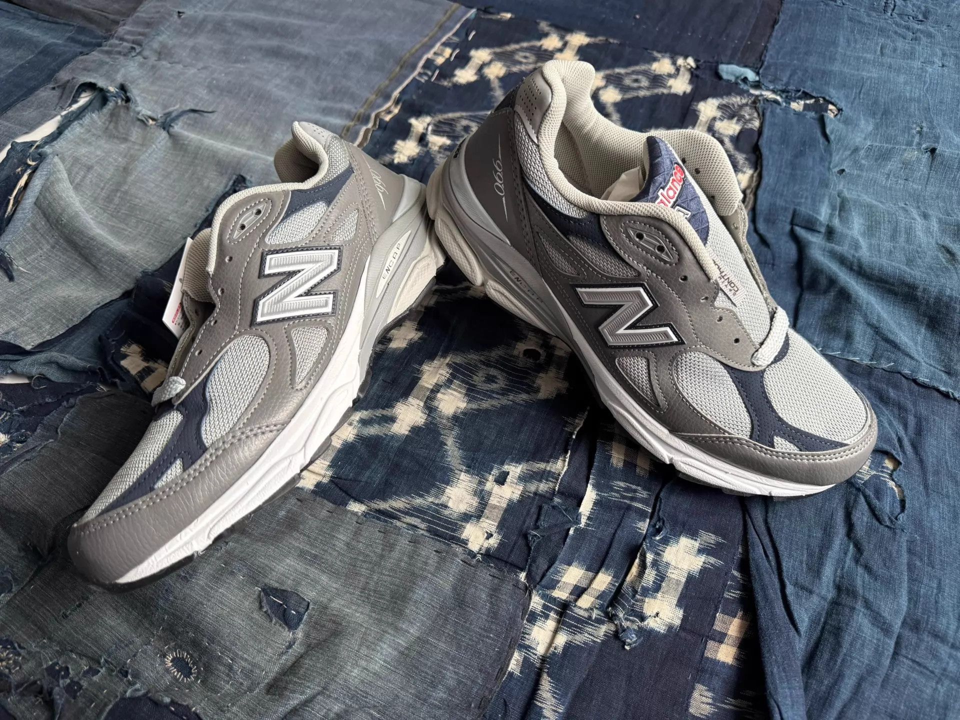 New Balance New Balance M990GJ3 Men's 44 Running Shoe Size US 11 / EU 44 - 2 Thumbnail