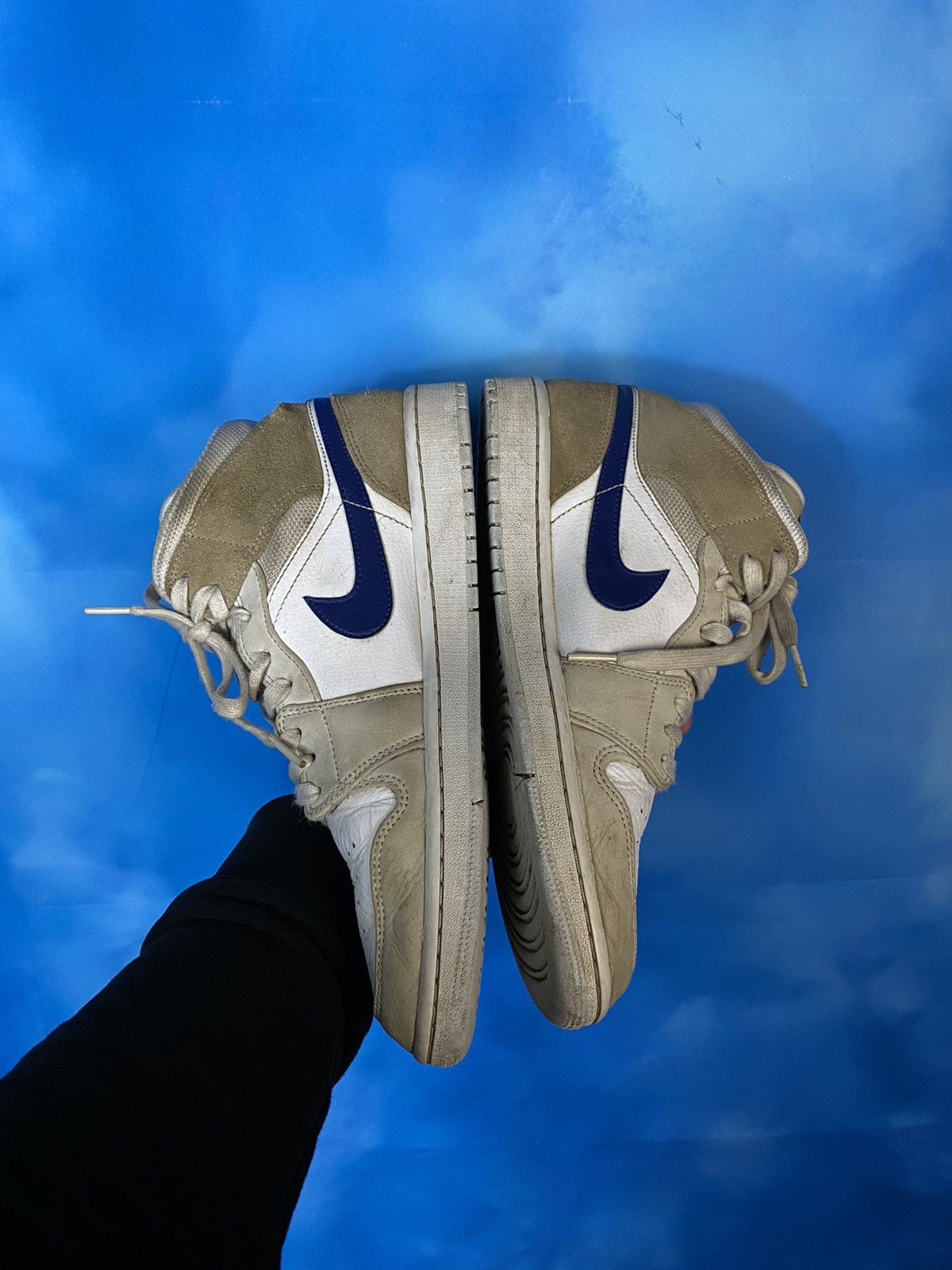 Nike ❗️Nike Air Jordan 1 Mid Mem2 Size US 9.5 / EU 42-43 - 4 Thumbnail
