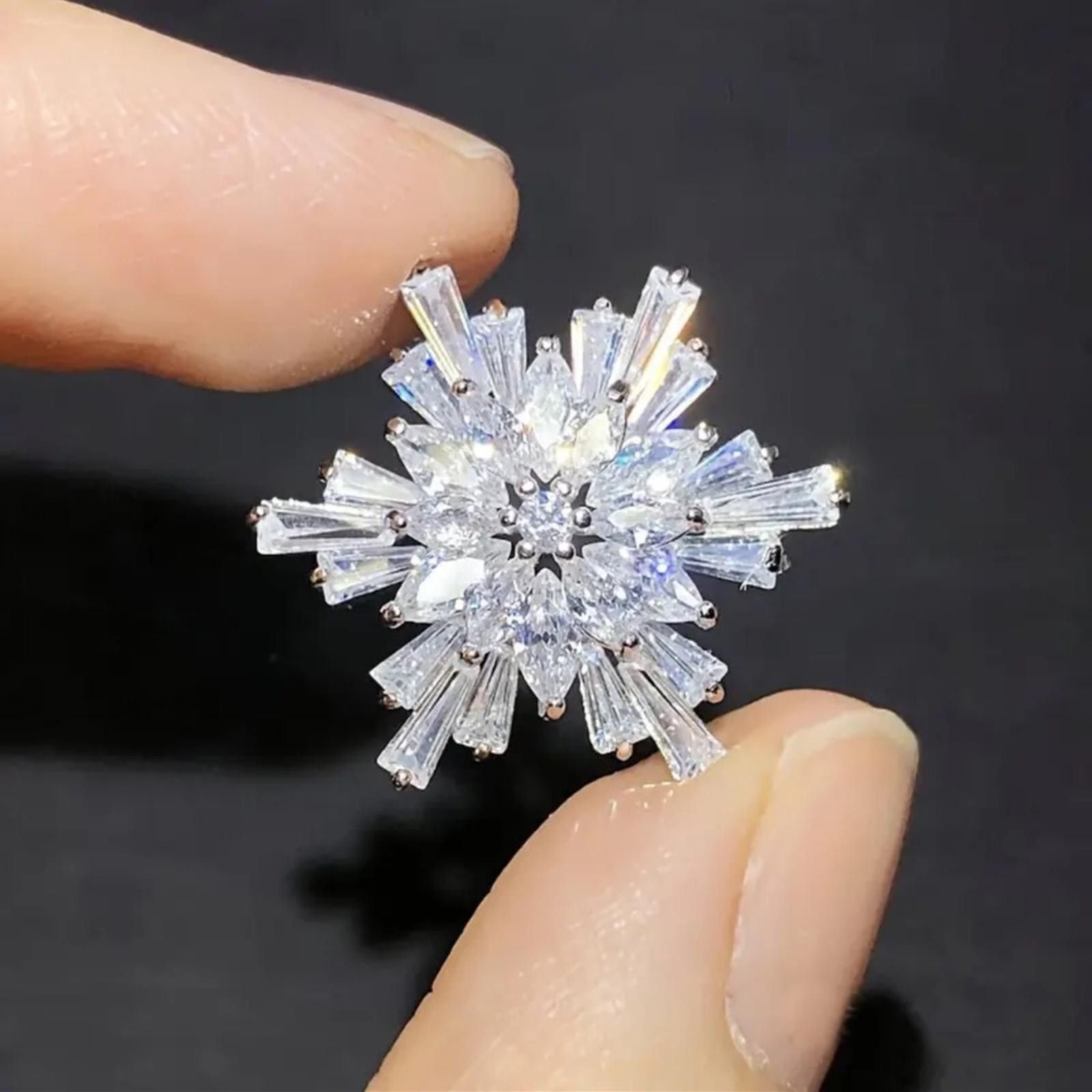 Designer Silver Snowflake Earrings Crystal Design NWT Size ONE SIZE - 4 Thumbnail