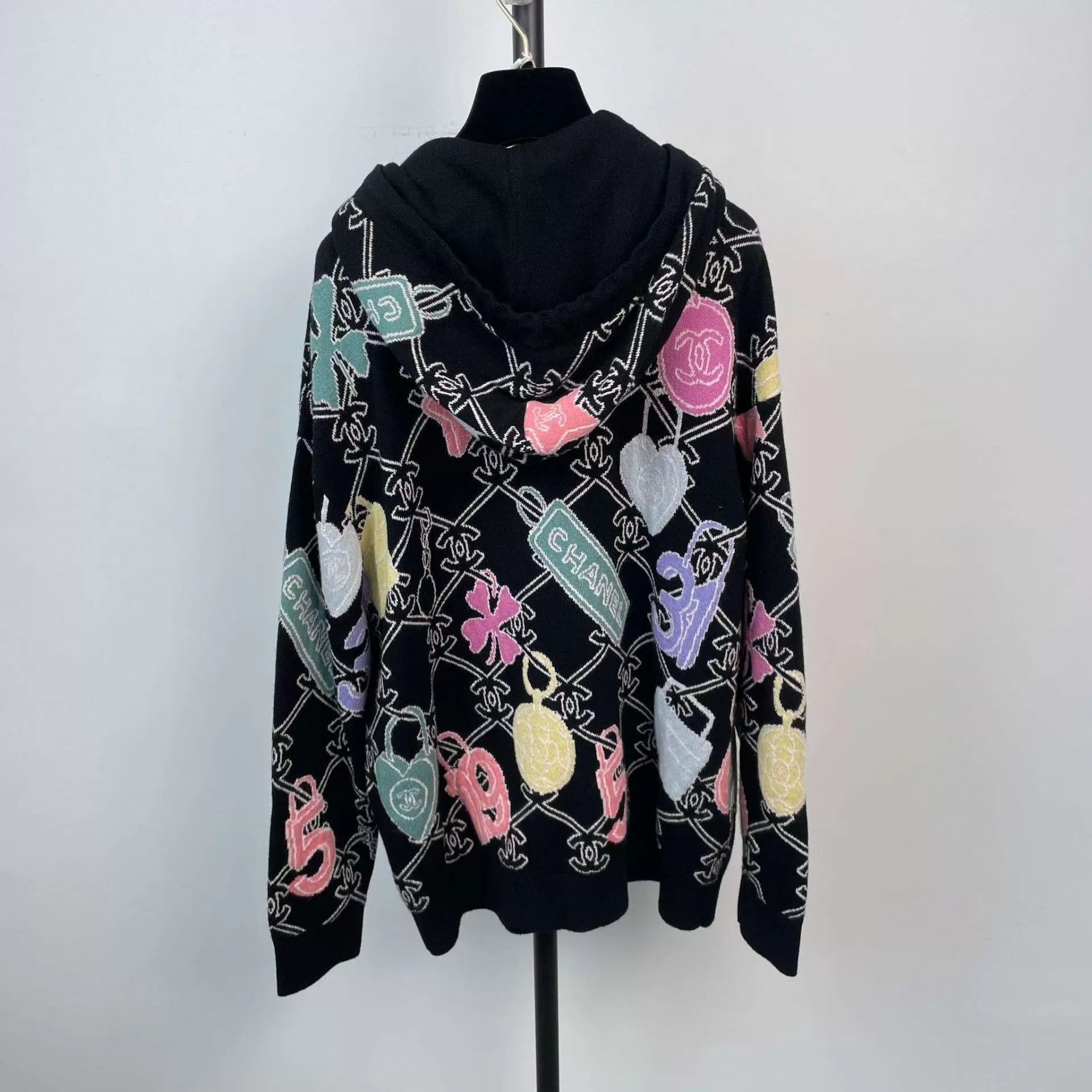 Chanel Chanel 22P Black Knit Cardi Printed Lion Head Buckle 38 Size S / US 4 / IT 40 - 2 Thumbnail