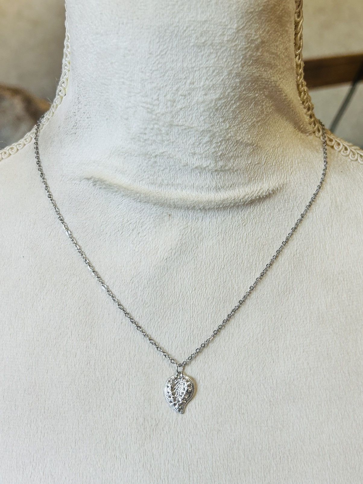 Handmade Handcrafted delicate filigree leaf pendant on chain necklace Size ONE SIZE - 2 Thumbnail