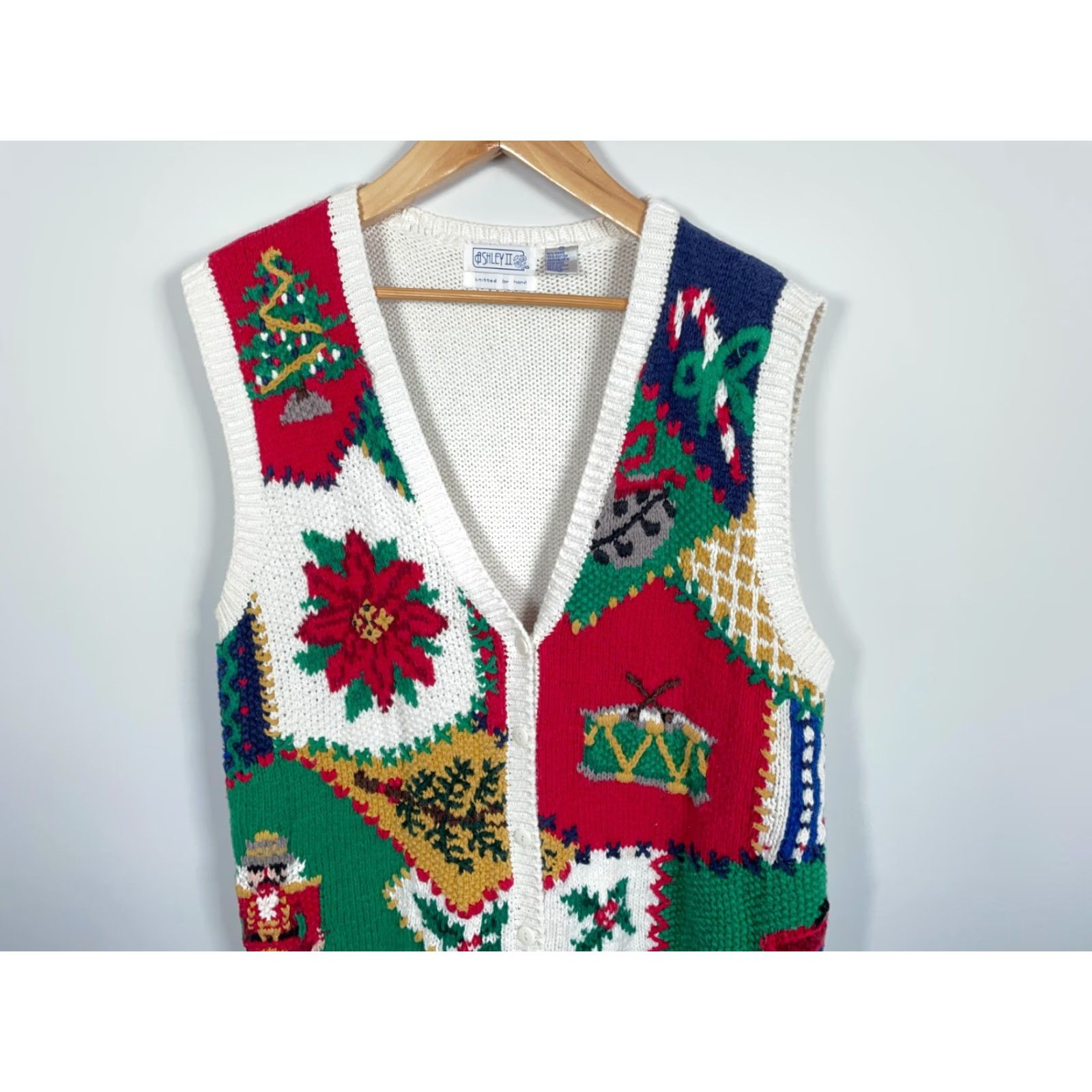 Vintage VINTAGE Ashley Sweater Vest Women 1X Ivory Christmas Motif Hand Knit Embroidered Poinsettia Nutcracker 90s Holiday Ugly Size XL / US 12-14 / IT 48-50 - 4 Thumbnail