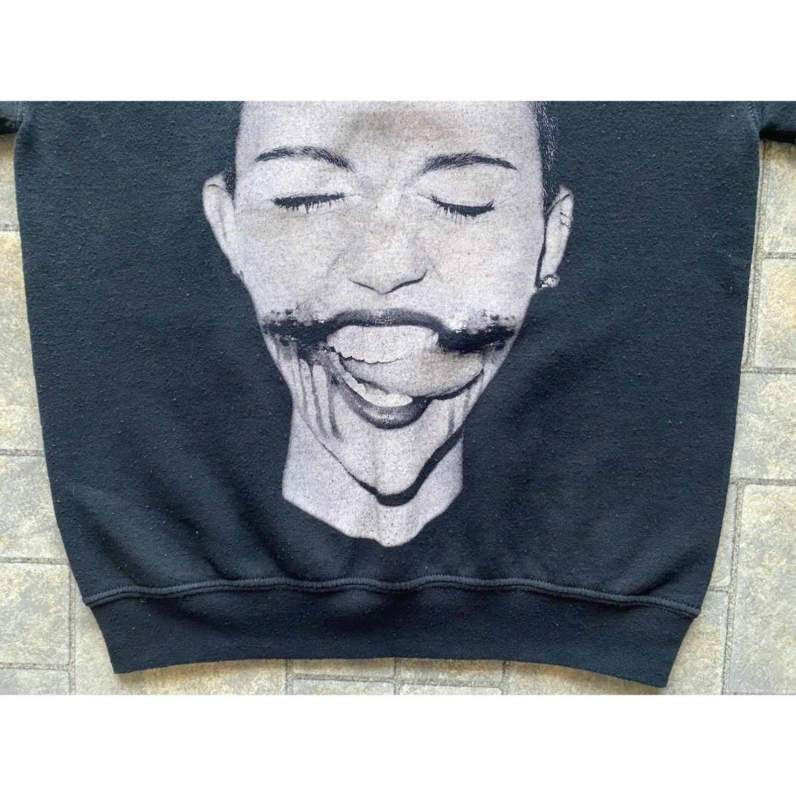 Gildan VINTAGE Chelsea Grin MENS SMALL Gildan Sweatshirt Double Sided Miley Cyrus Crew Neck Black & White B&W Face Tongue Men’s S Pullover Graphic Print Size US S / EU 44-46 / 1 - 3 Thumbnail
