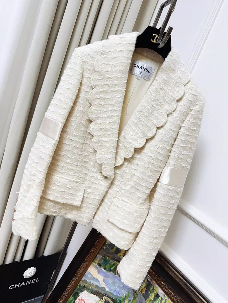 Chanel Chanel 20k equestrian series white lapel wavy tweed coat Size XXS / US 00 / IT 34 - 1 Thumbnail