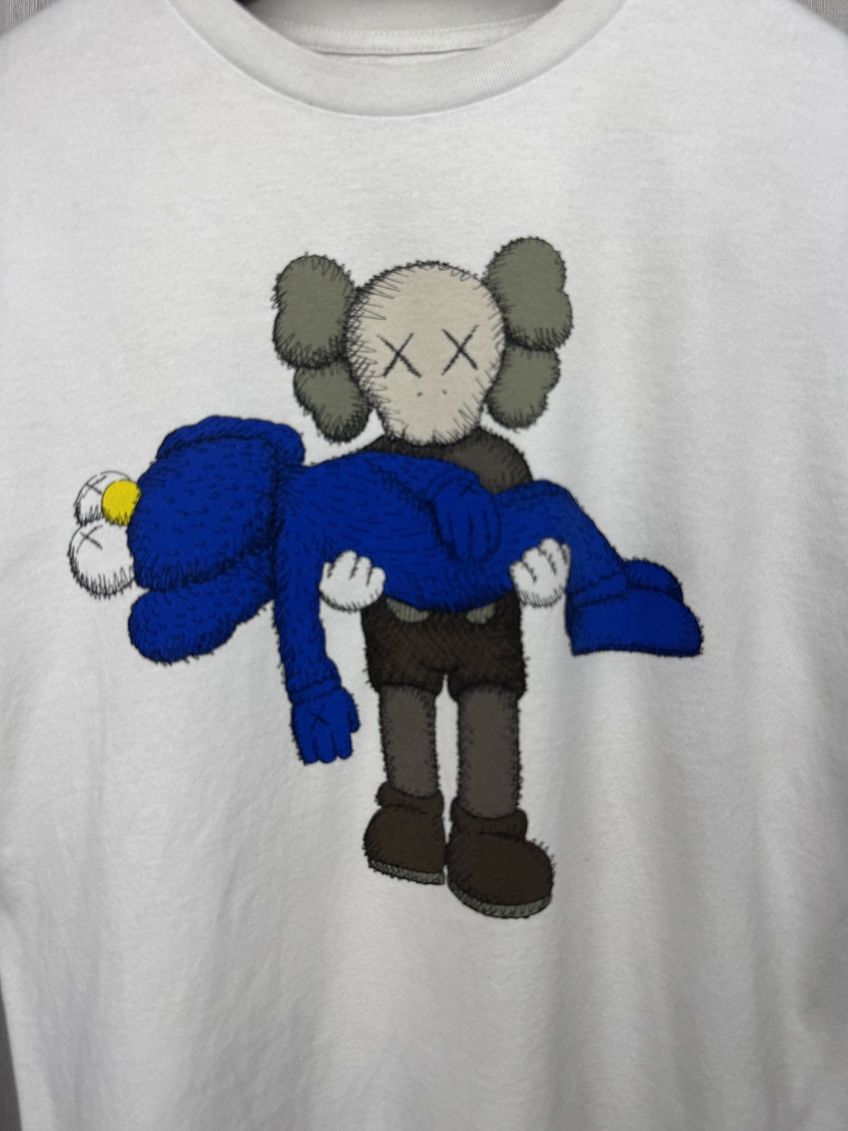 Kaws Uniqlo x Kaws white big logo vintage shirt Size US S / EU 44-46 / 1 - 3 Thumbnail