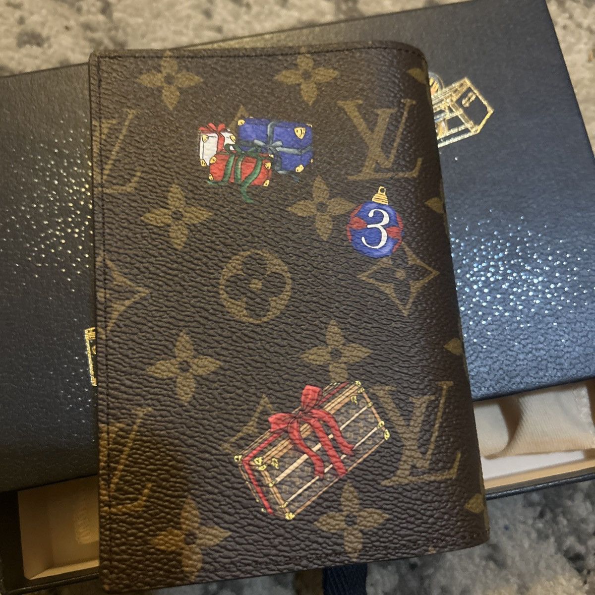 Louis Vuitton Louis Vuitton M15327 Passport Cover Monogram Iced Gold Size ONE SIZE - 5 Thumbnail