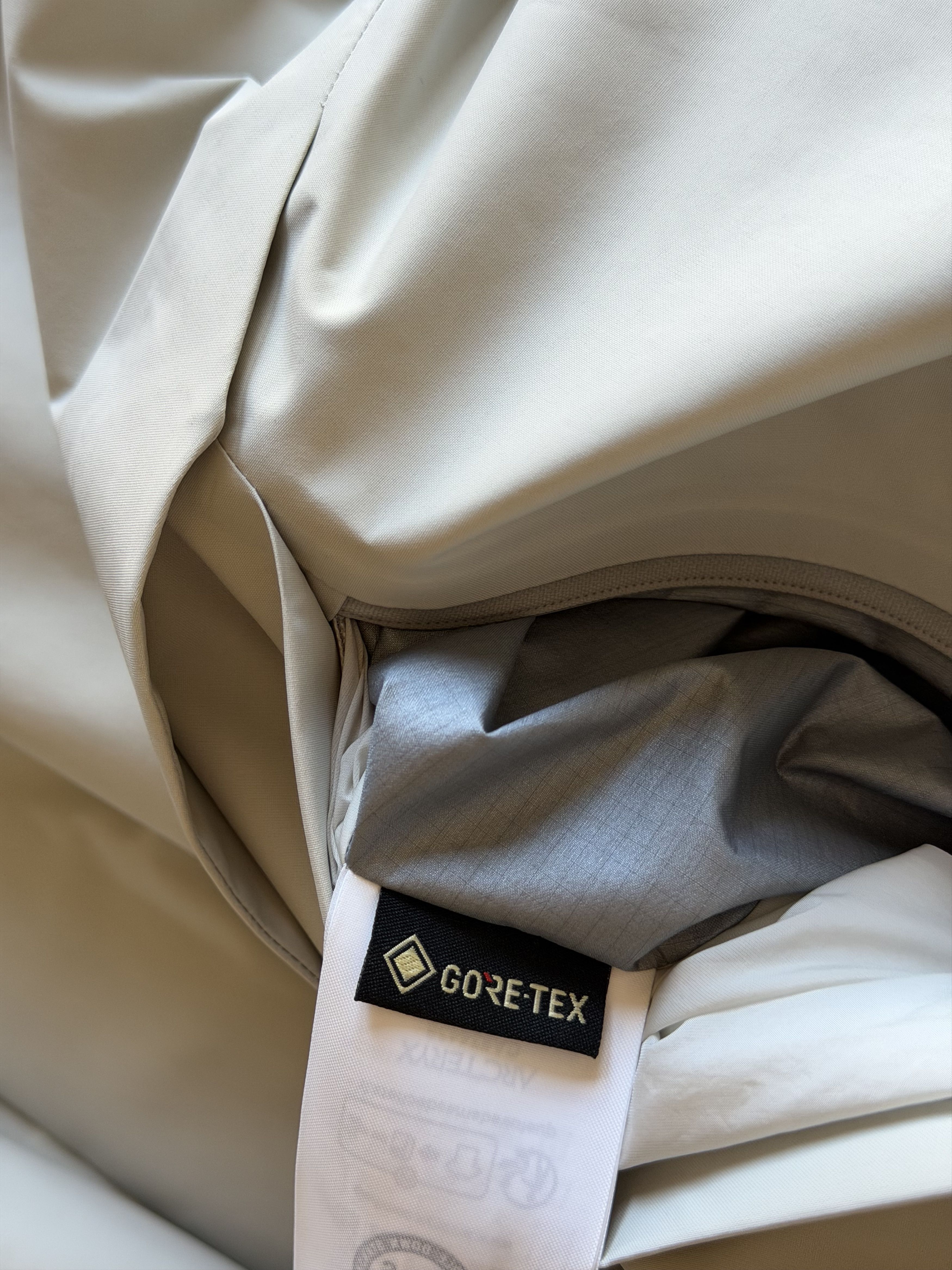 Veilance Arc'Teryx Veilance Sorin Down Jacket in Dark Cocoon White Size US XL / EU 56 / 4 - 10 Thumbnail