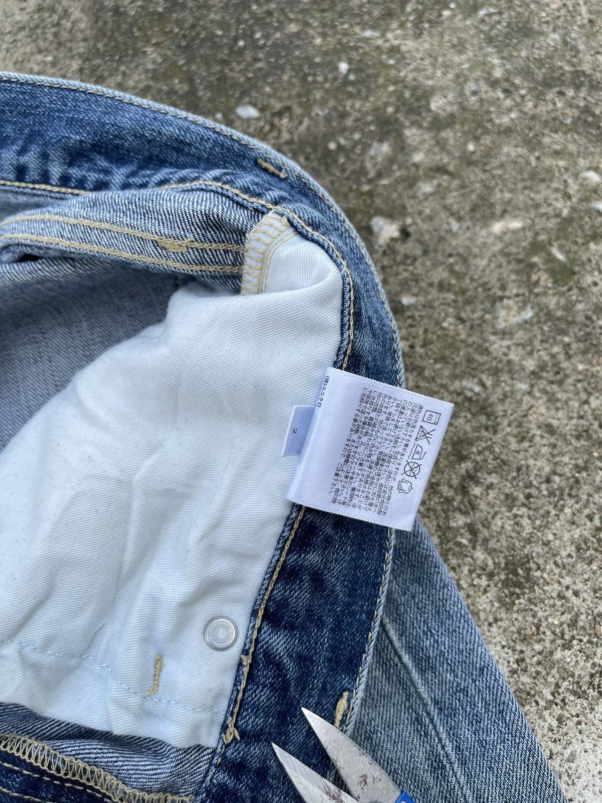 Japanese Brand × Jean × Uniqlo 🔥Japanese Brand Uniqlo Selvedge Distressed Denim W35🔥 Size US 35 - 8 Thumbnail