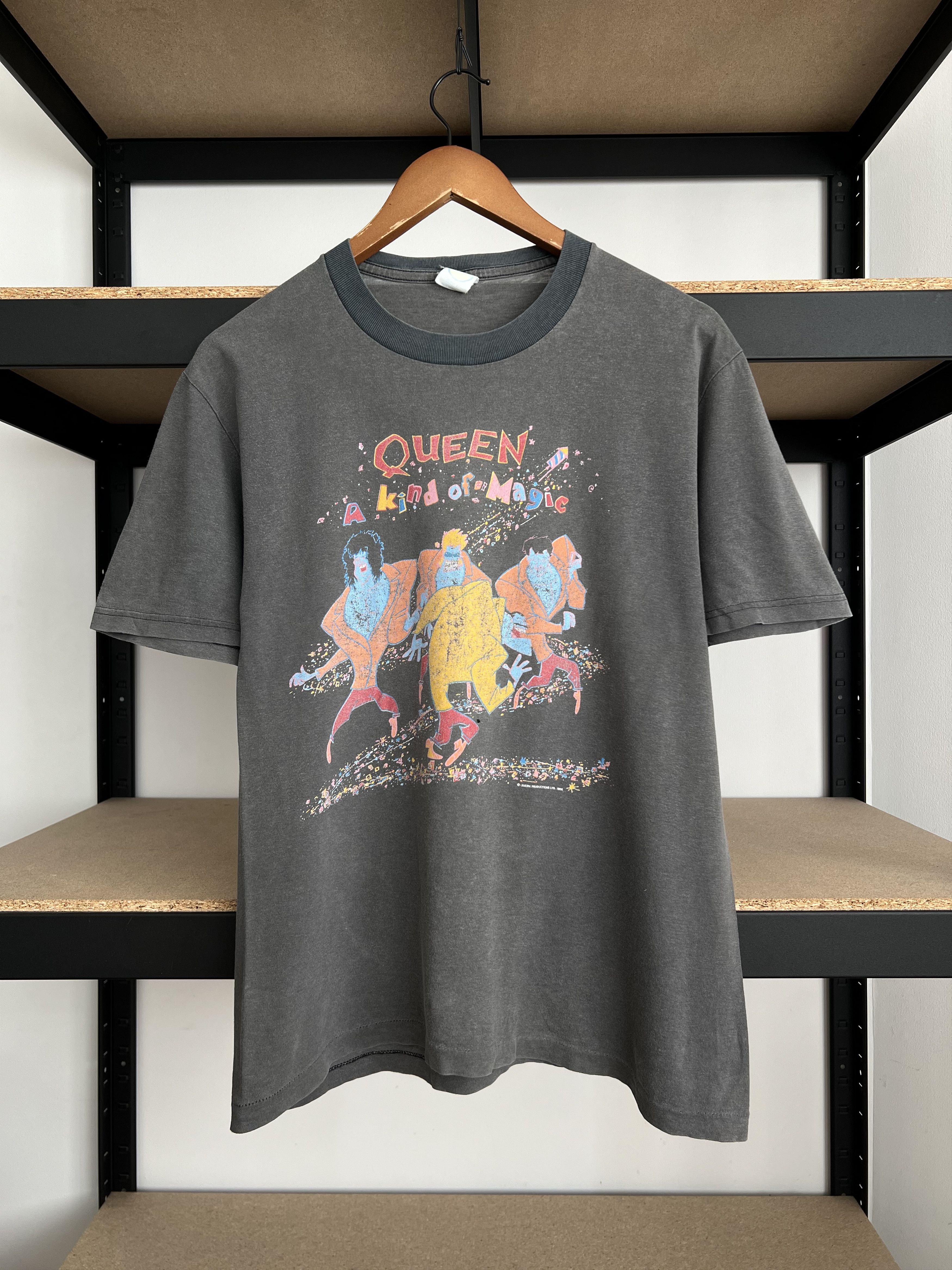 Band Tees Vintage 1986 Queen A Kind of Magic Freddie Mercury Faded Tee Size US M / EU 48-50 / 2 - 3 Thumbnail