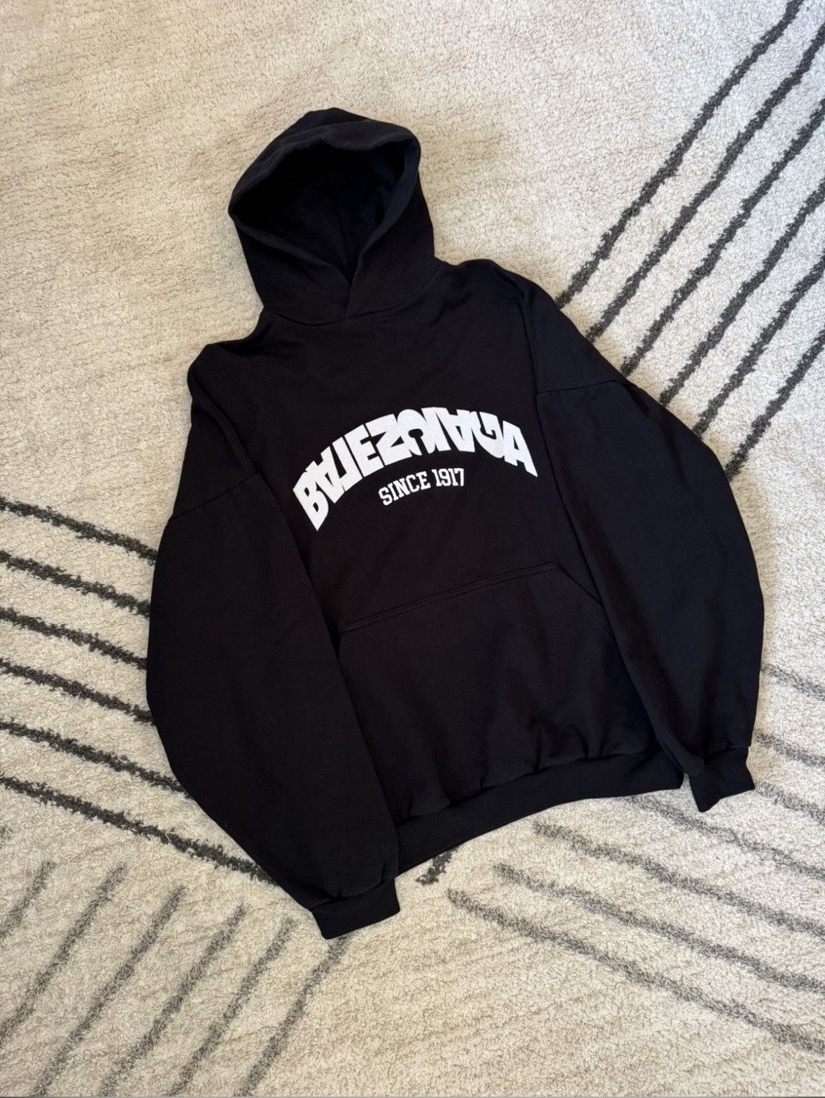 Balenciaga Balenciaga FW23 Inverted Flipped Letter Embodied Hoodie Size US S / EU 44-46 / 1 - 2 Thumbnail