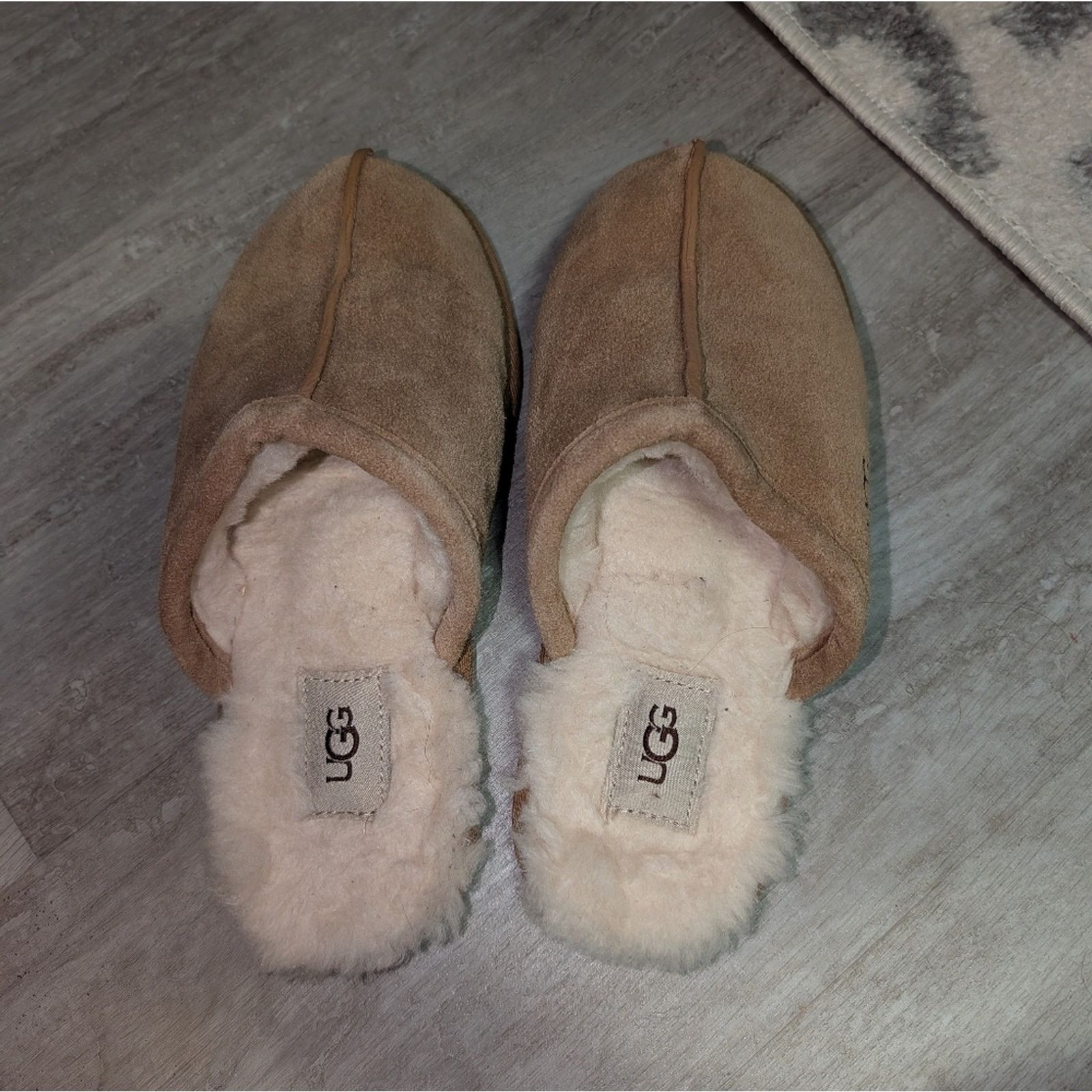 Ugg UGG Women's Cozy Brown Slippers Size US 7 / IT 37 - 1 Thumbnail