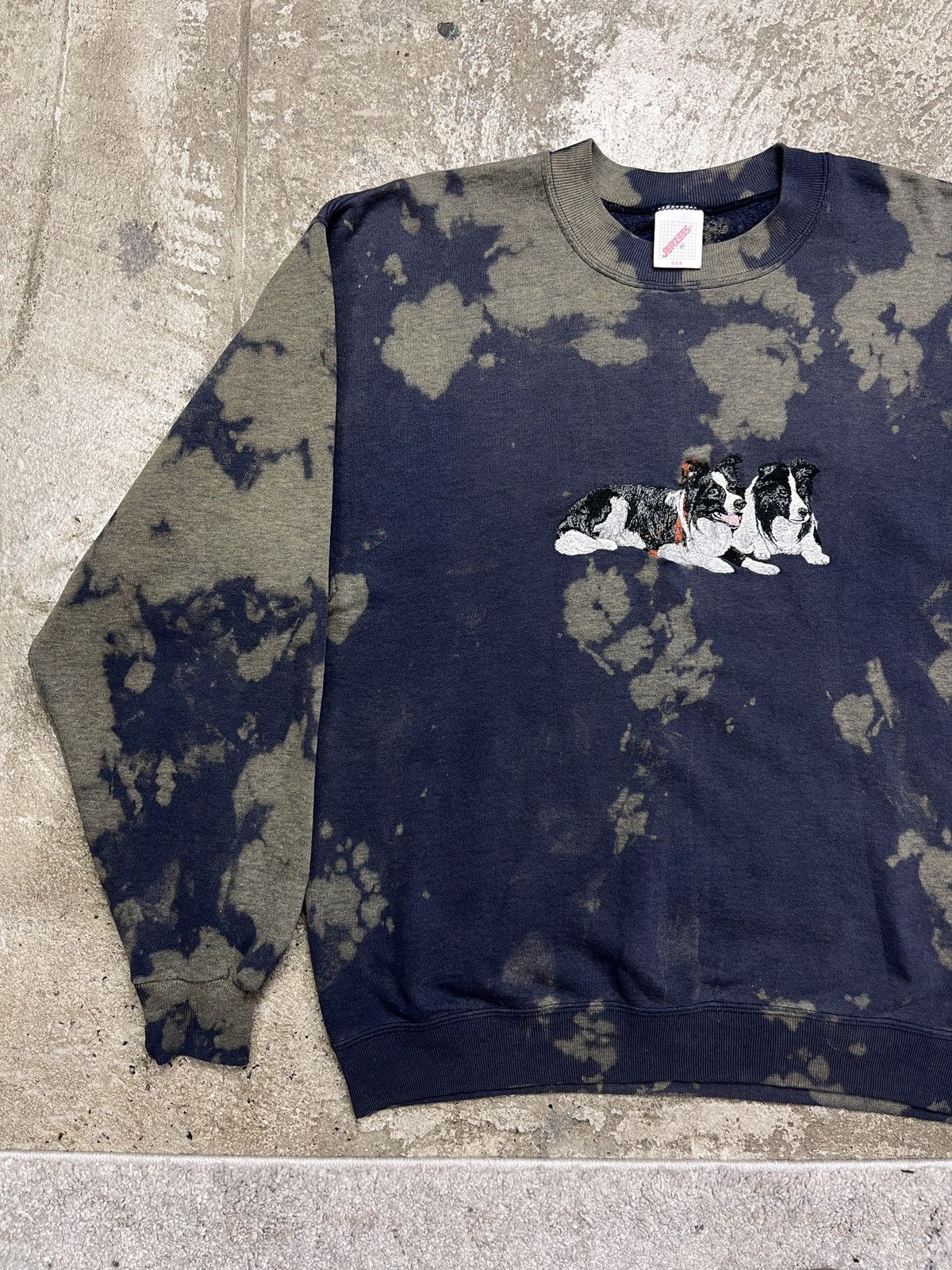 Native × Vintage CUTE DOGS EMBROIDERED CUSTOM BLEACHED SWEATSHIRT - № 1293 Size US L / EU 52-54 / 3 - 2 Thumbnail