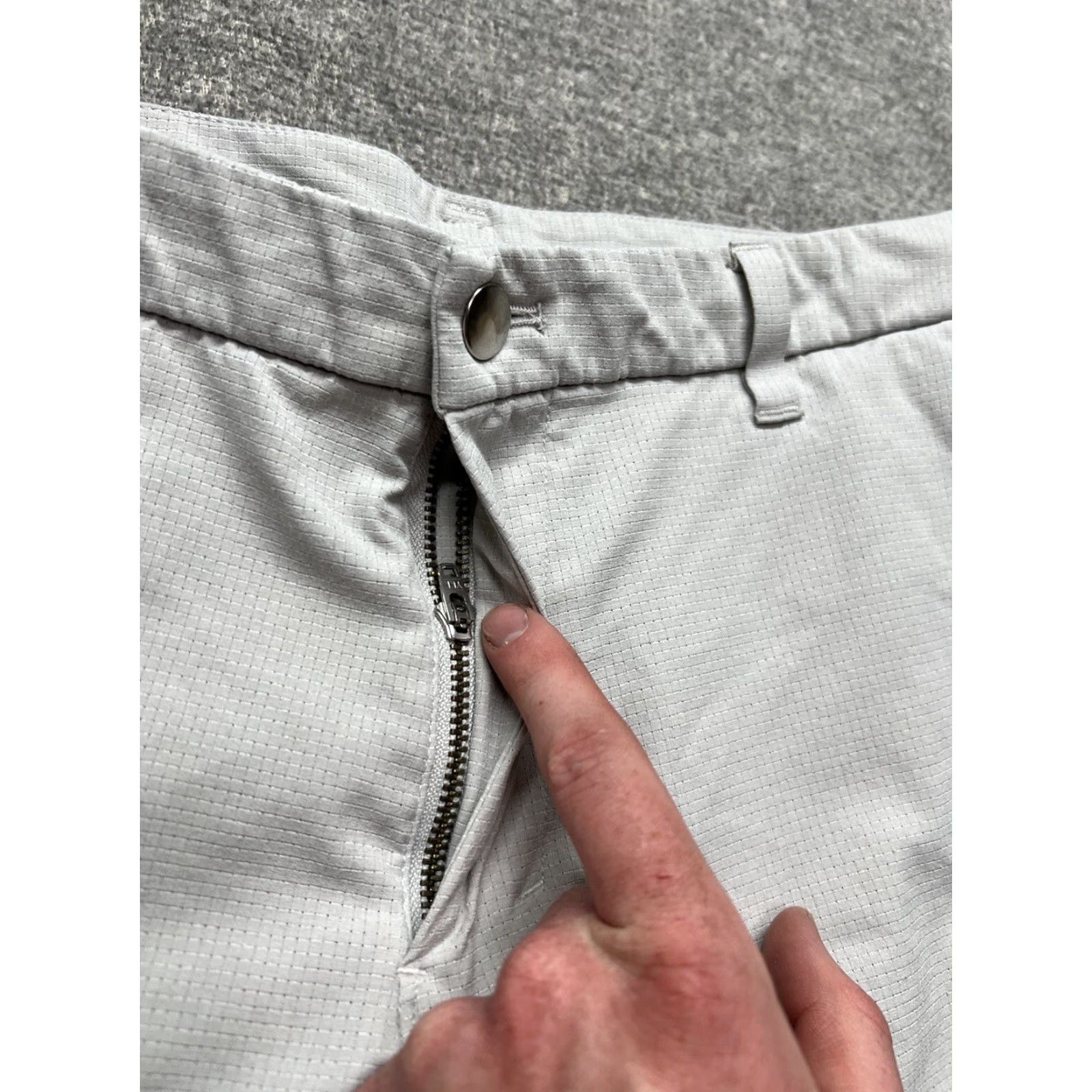 Lululemon Lululemon Mens 30 Commission Shorts 9” Inseam Gray Khaki Classic Fit Size US 30 / EU 46 - 3 Thumbnail