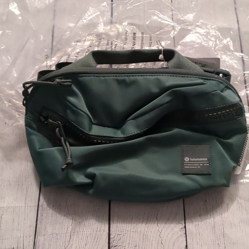 Lululemon Lululemon all day essential forest green belt bag size 2.5L |  Grailed