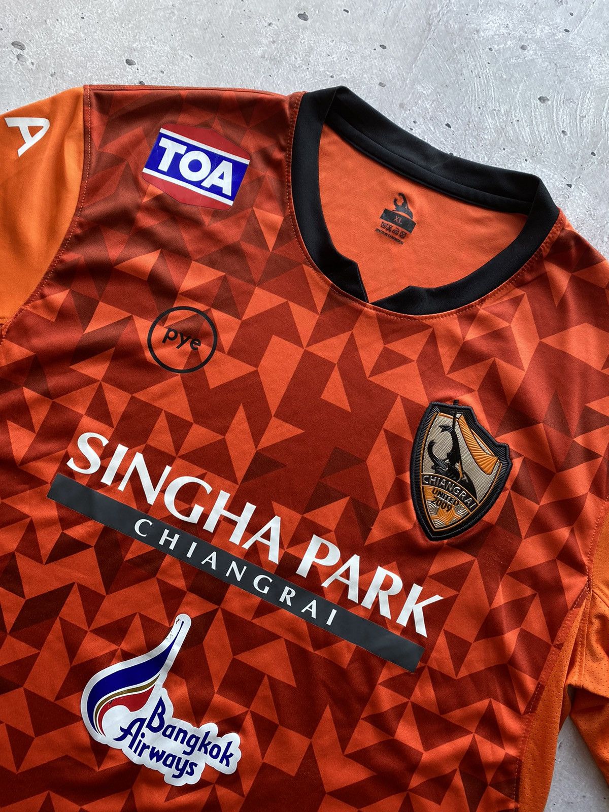 Vintage Chiangrai United Thailand 2017/2018 home football jersey FBT Size US XL / EU 56 / 4 - 3 Thumbnail