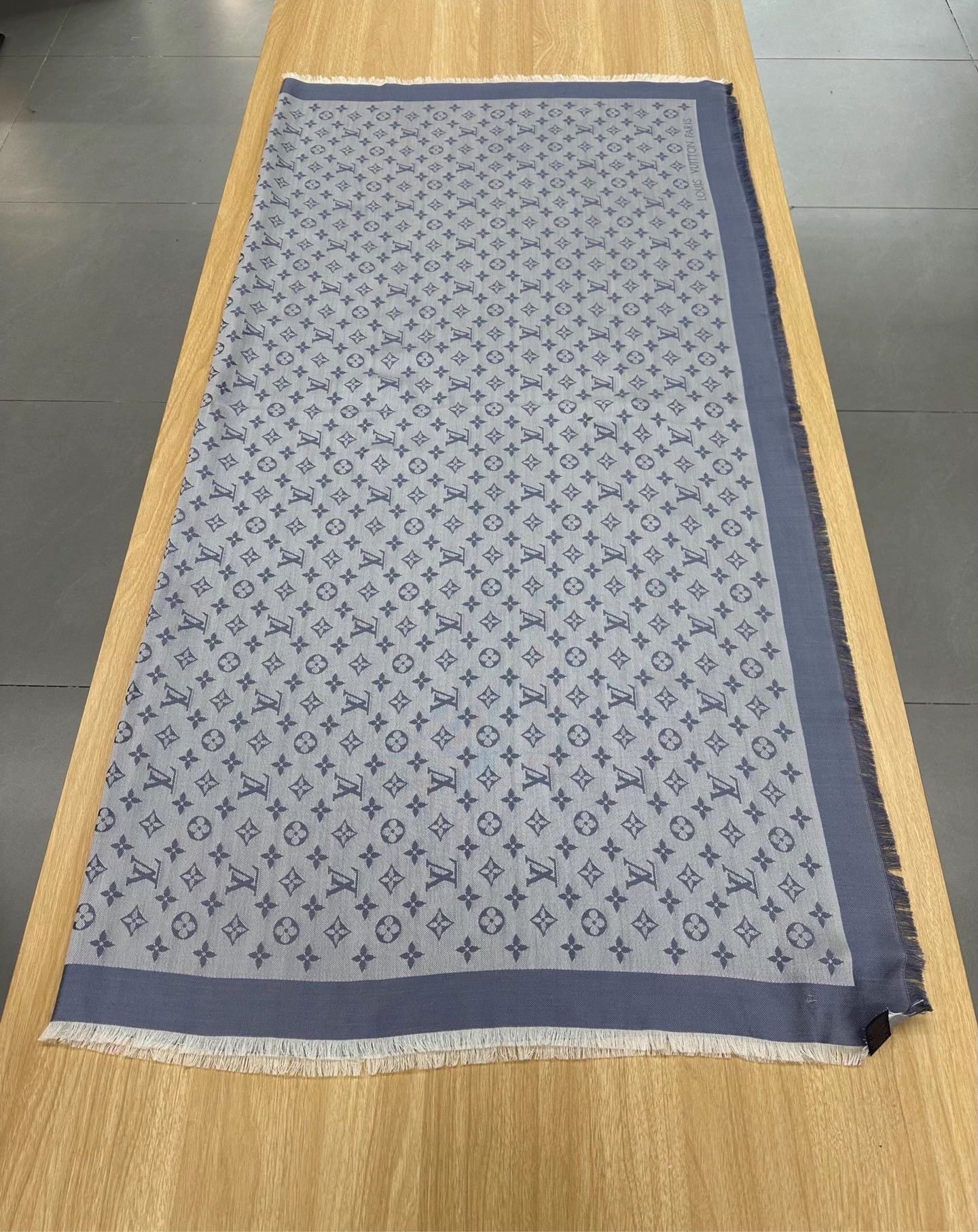 Louis Vuitton LOUIS VUITTON Monogram Denim Silk Scarf 139x139cm Size ONE SIZE - 4 Thumbnail