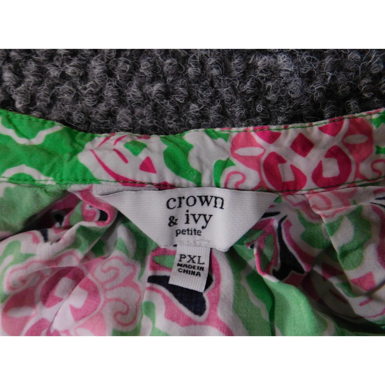 Vintage Crown & Ivy Blouse Womens Petites PXL Green Pink Sleeveless Floral Border Print Henley Button Short Neckline/Boho Casual Size XL / US 12-14 / IT 48-50 - 5 Thumbnail