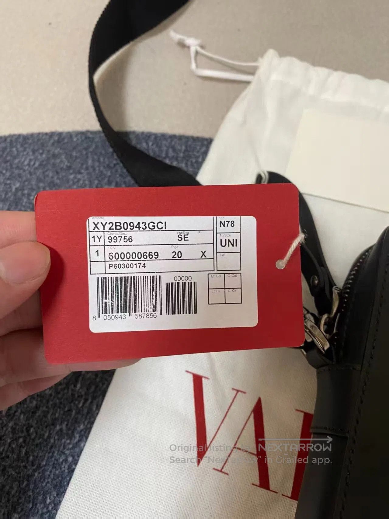 Valentino valentino black letter print zip bag. Size ONE SIZE - 4 Thumbnail