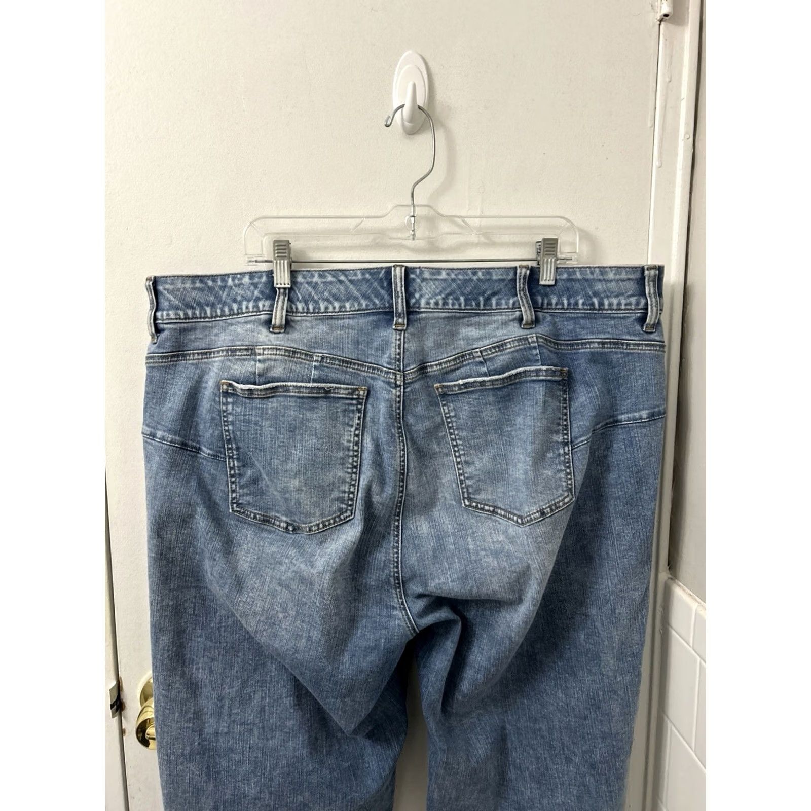 Torrid Torrid Bombshell Straight Jeans Womens 42x27 Medium Wash Premium Stretch Denim Size 28" / US 6 / IT 42 - 7 Thumbnail