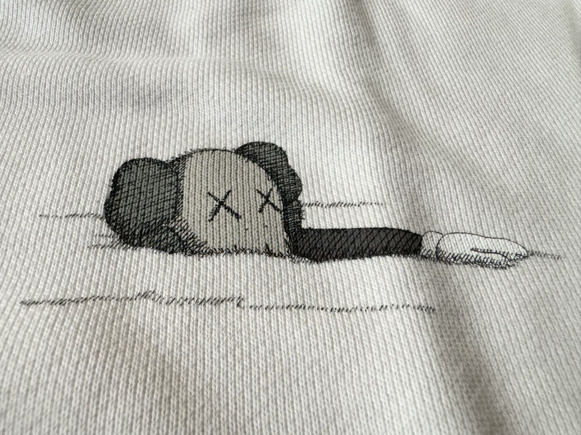 Kaws × Uniqlo Large Kaws Long Sleeve Sweatshirt White Uniqlo UT Peace for Size US L / EU 52-54 / 3 - 11 Thumbnail